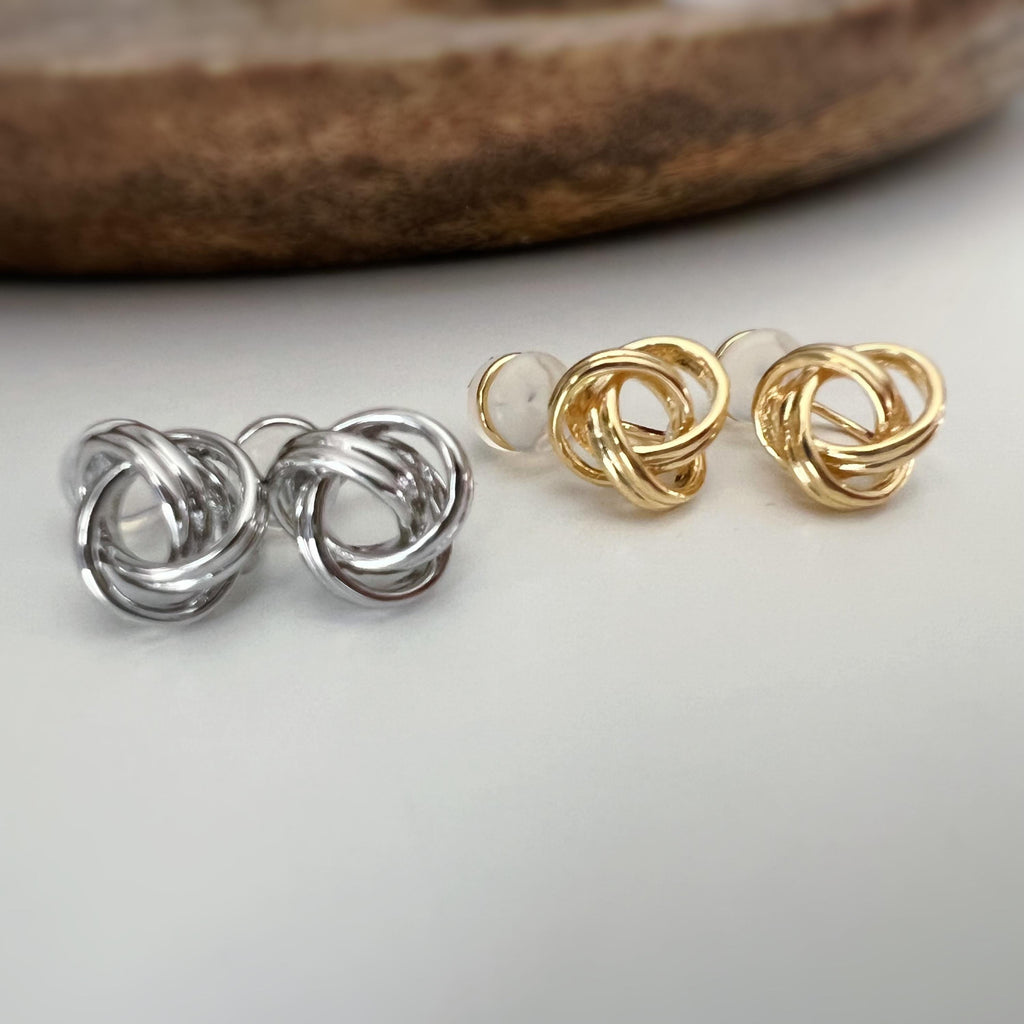 Boucles d’oreilles clip nœud élégant, disponibles en doré ou argenté, pour un style intemporel et raffiné sans oreilles percées.