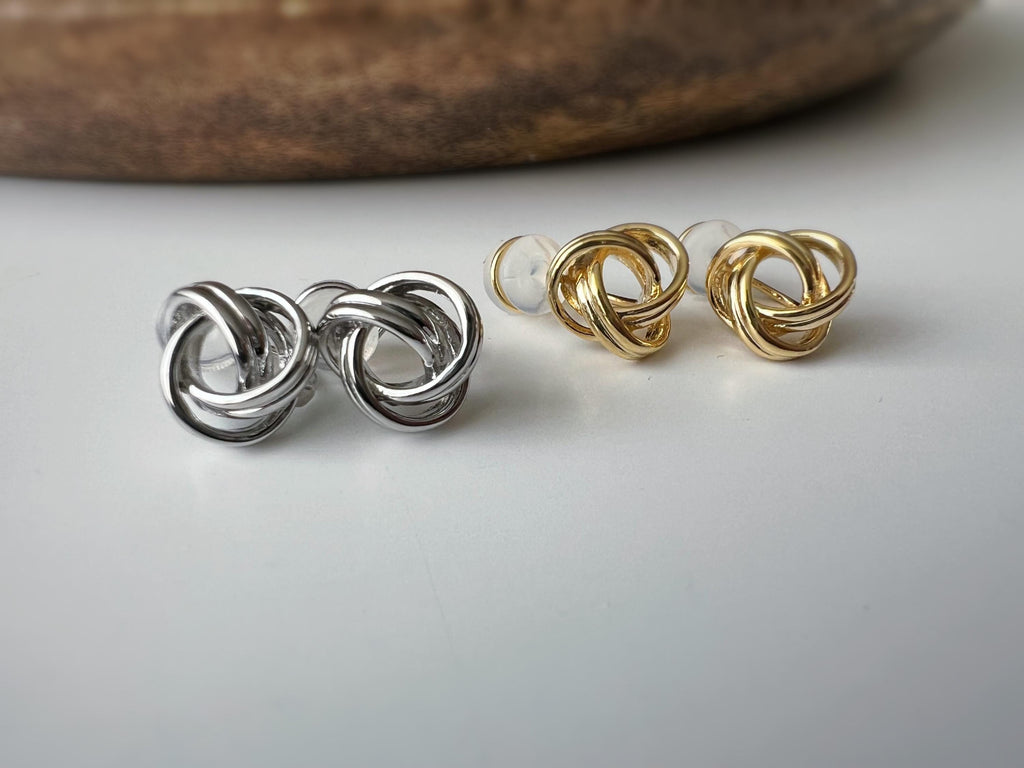 Boucles d’oreilles clip nœud élégant, disponibles en doré ou argenté, pour un style intemporel et raffiné sans oreilles percées.