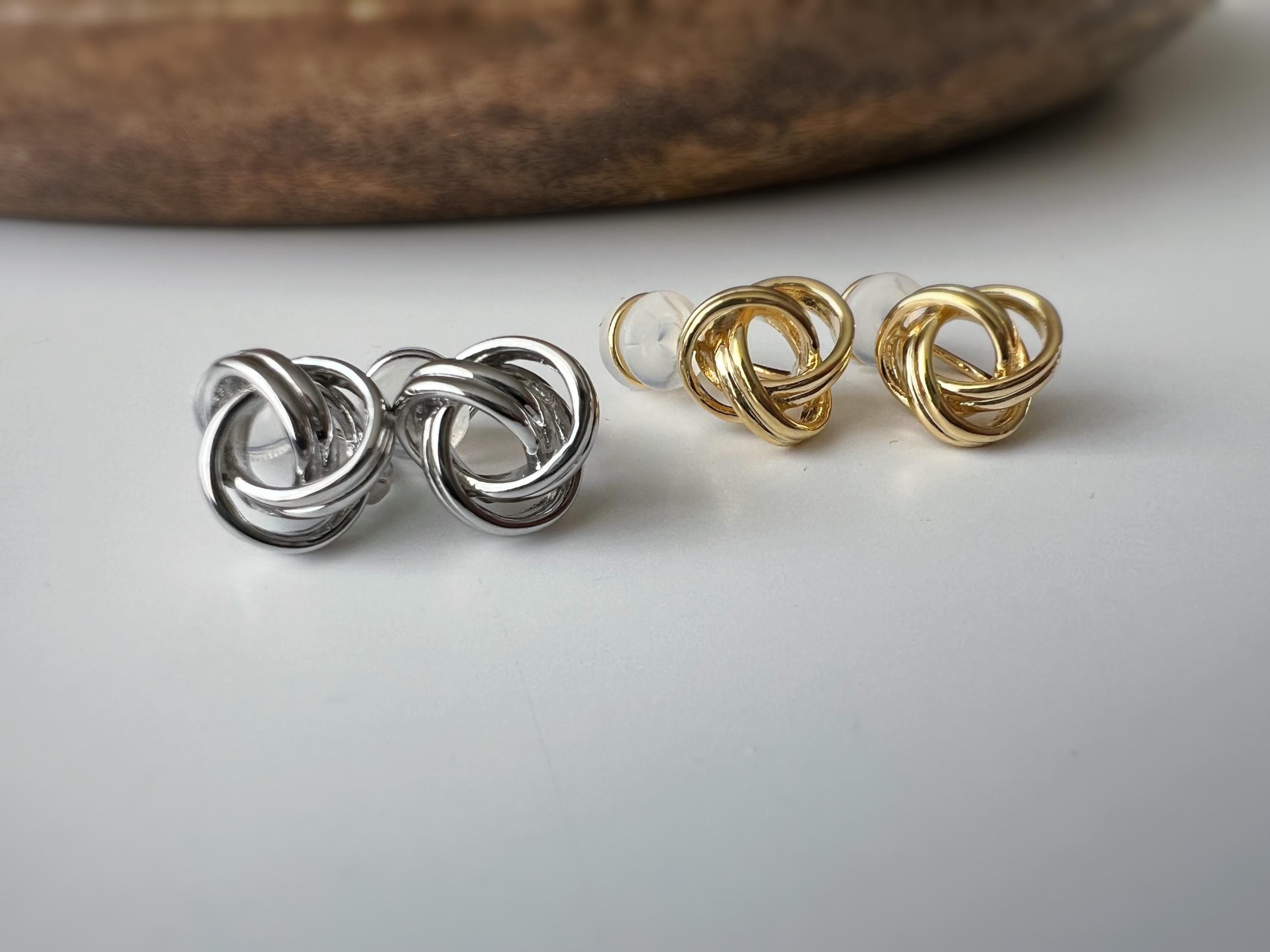 Boucles d’oreilles clip nœud élégant, disponibles en doré ou argenté, pour un style intemporel et raffiné sans oreilles percées.