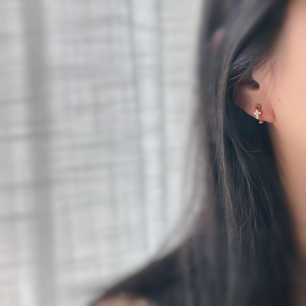 Créoles à clip minimalistes Mini croix incrustée de strass couleur or, parfaites pour un style raffiné sans perçage d’oreilles.