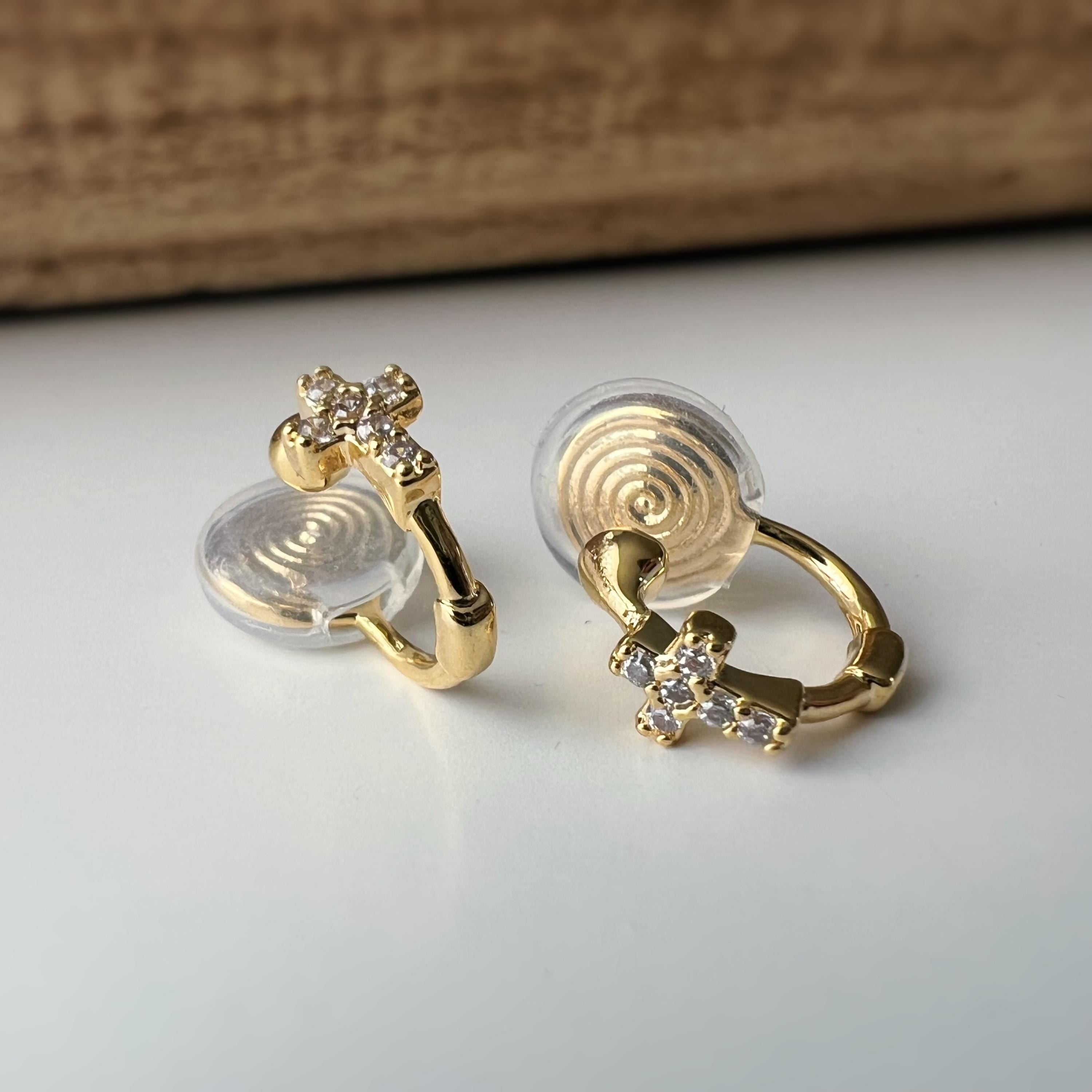 Créoles à clip minimalistes Mini croix incrustée de strass couleur or, parfaites pour un style raffiné sans perçage d’oreilles.