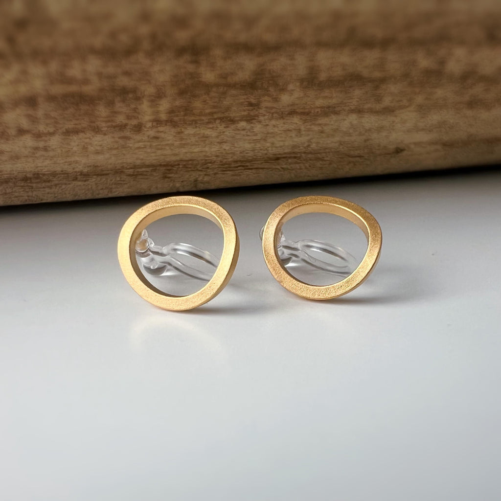 Clips d’oreilles dorés en forme de cercle ajouré design minimaliste raffiné confortables à porter parfaits pour une touche chic sans perçage