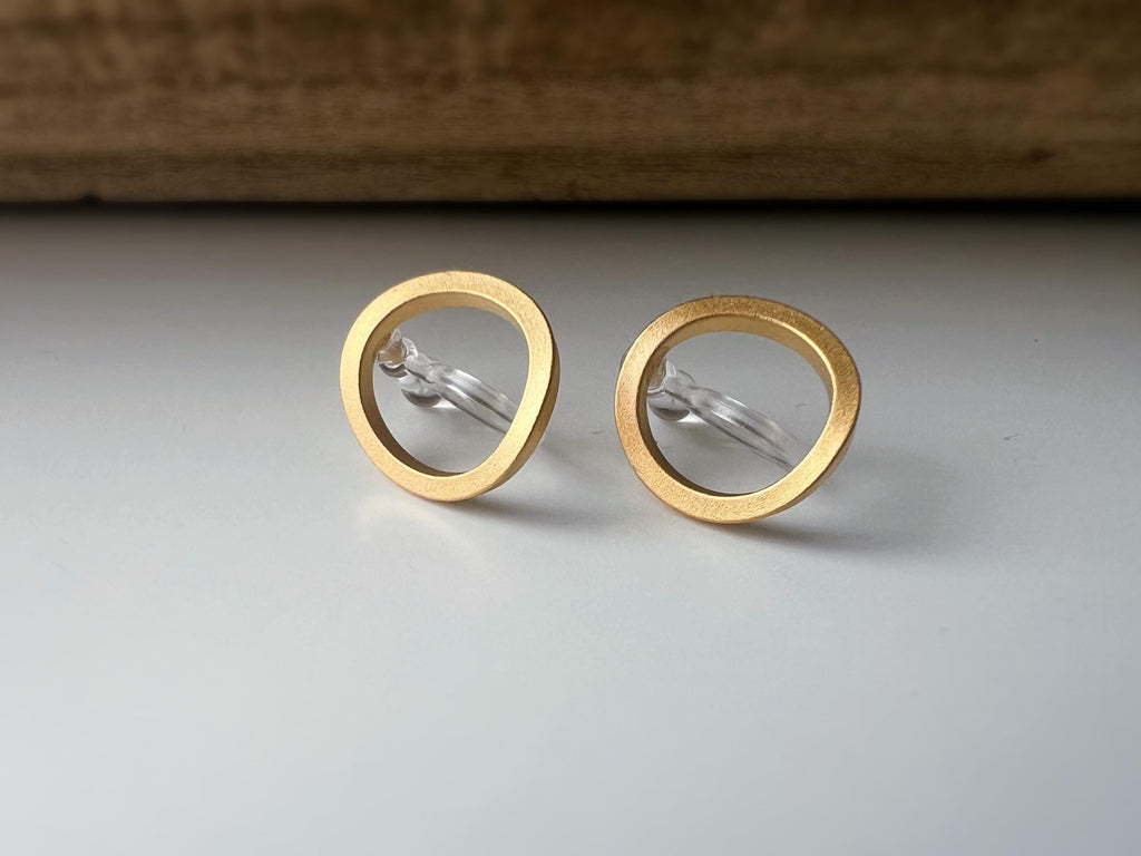 Clips d’oreilles dorés en forme de cercle ajouré design minimaliste raffiné confortables à porter parfaits pour une touche chic sans perçage