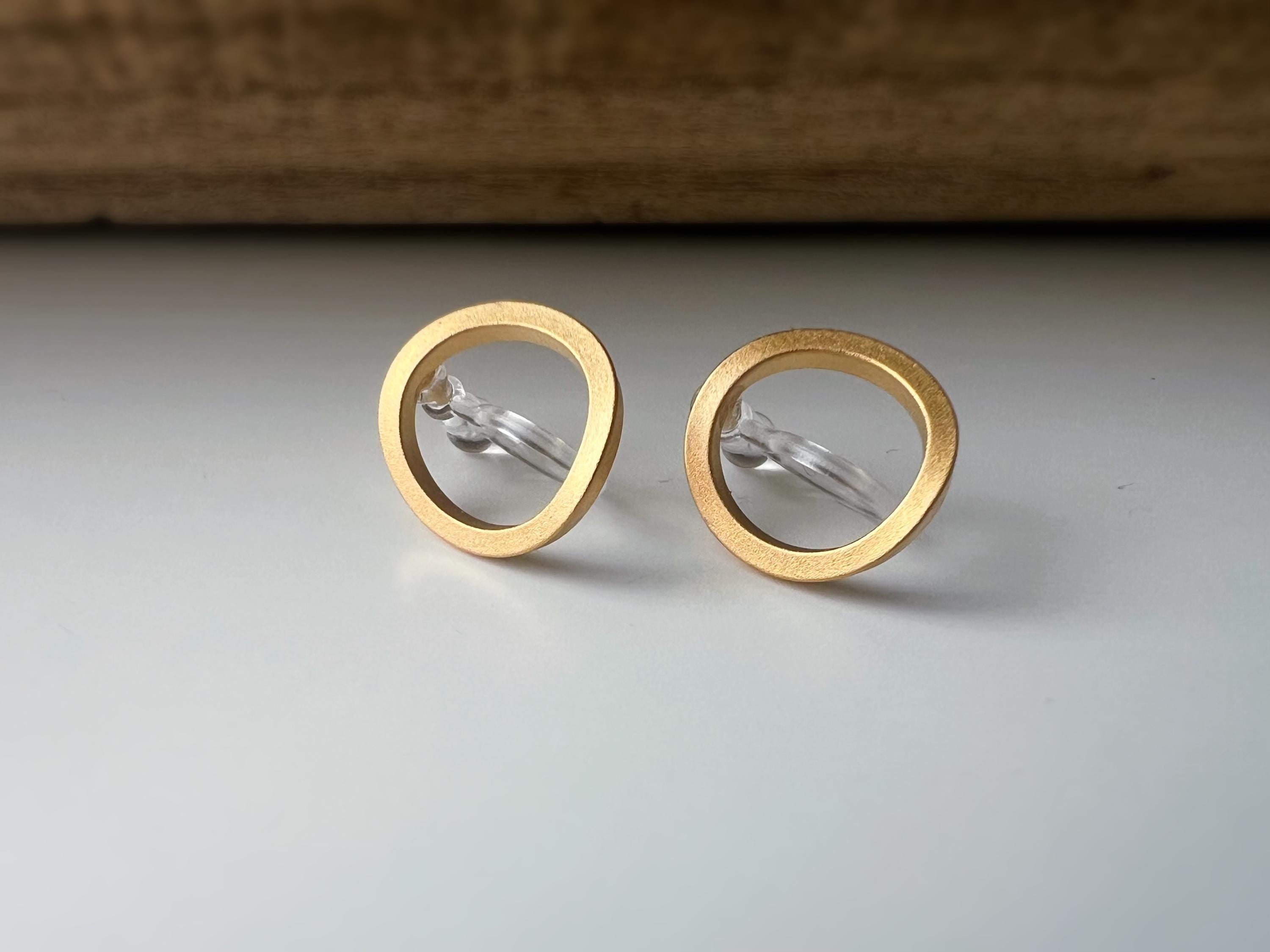 Clips d’oreilles dorés en forme de cercle ajouré design minimaliste raffiné confortables à porter parfaits pour une touche chic sans perçage