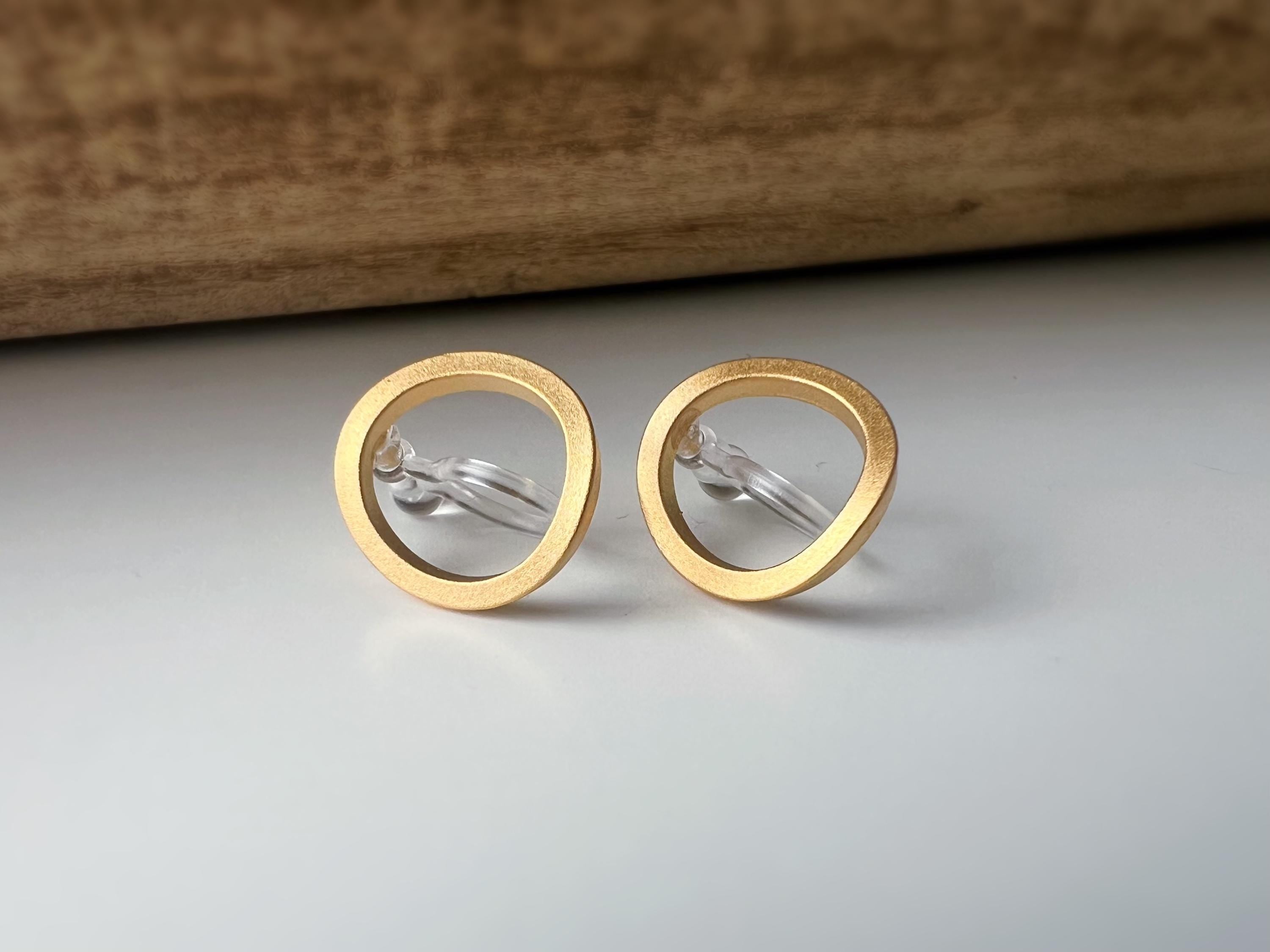 Clips d’oreilles dorés en forme de cercle ajouré design minimaliste raffiné confortables à porter parfaits pour une touche chic sans perçage