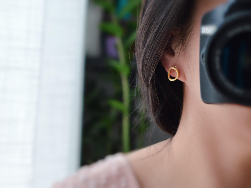 INVISIBLES Clip-on Earrings Matte Gold Color Circle, Comfortable Ear Clips, Minimalist Daily Jewelry.