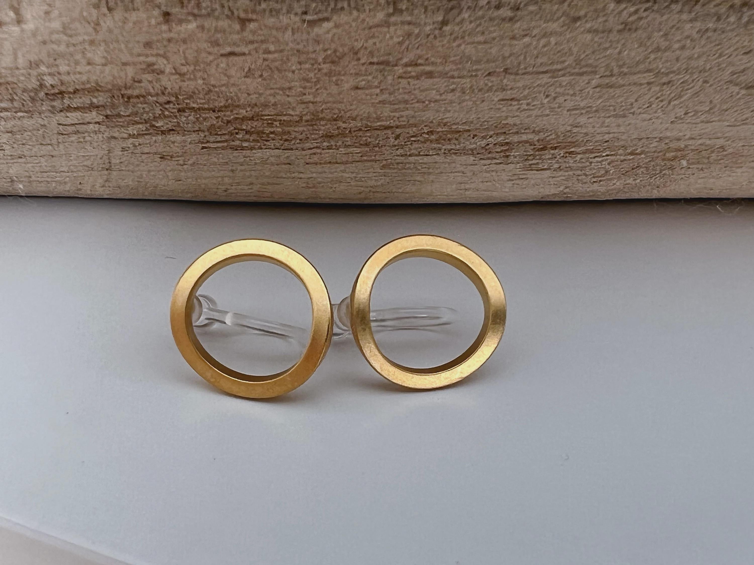 INVISIBLES Clip-on Earrings Matte Gold Color Circle, Comfortable Ear Clips, Minimalist Daily Jewelry.