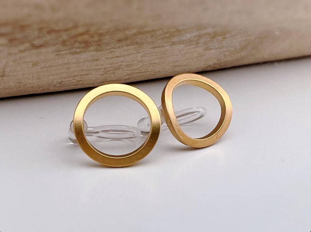 INVISIBLES Clip-on Earrings Matte Gold Color Circle, Comfortable Ear Clips, Minimalist Daily Jewelry.