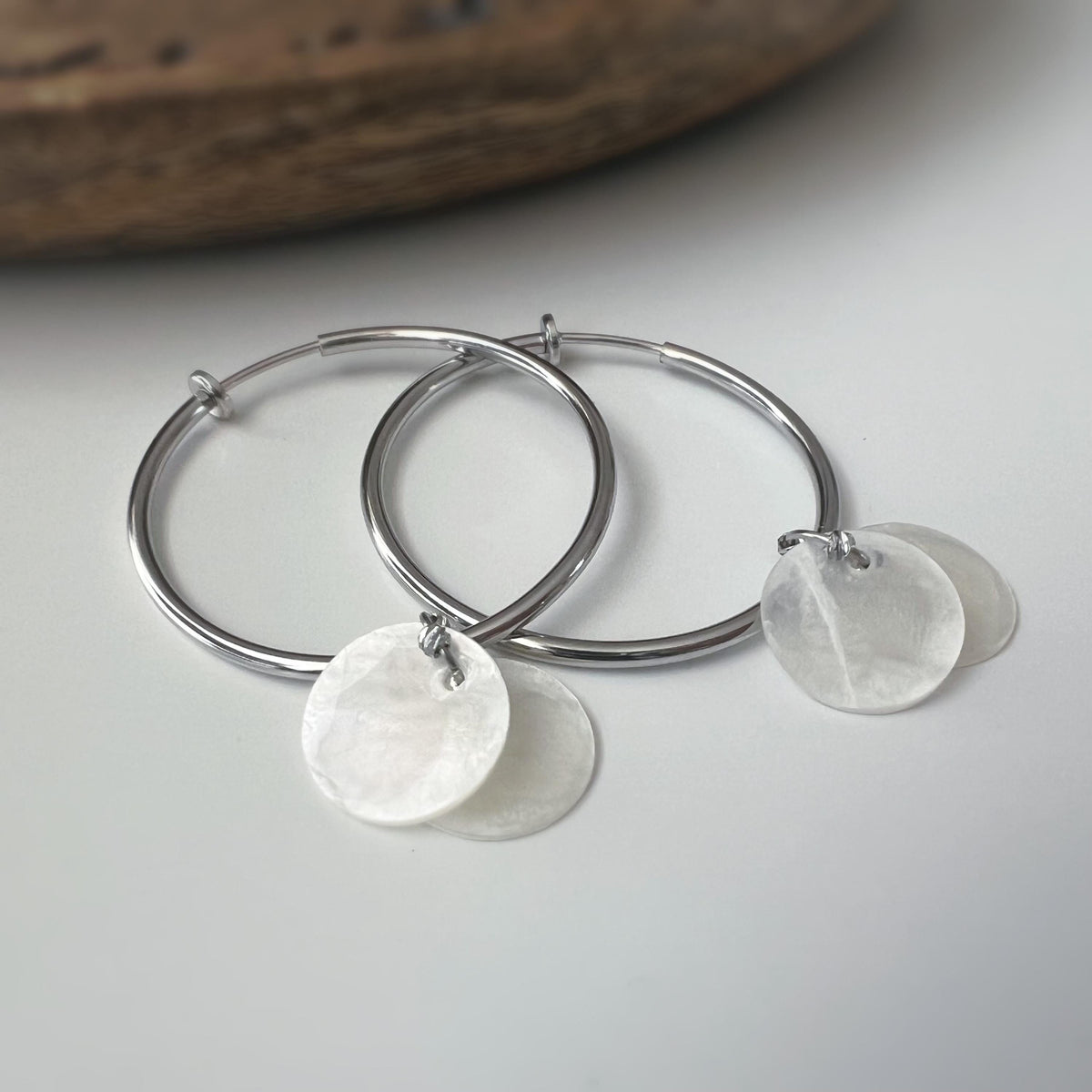 Clips d'oreille Créoles 2-EN-1 CLIPS anneaux Or/ Argent 40mm pendentif nacré amovible. Confortables raffinées une touche chic sans perçage.