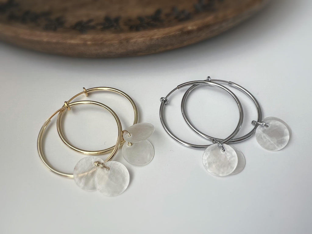 Clips d'oreille Créoles 2-EN-1 CLIPS anneaux Or/ Argent 40mm pendentif nacré amovible. Confortables raffinées une touche chic sans perçage.