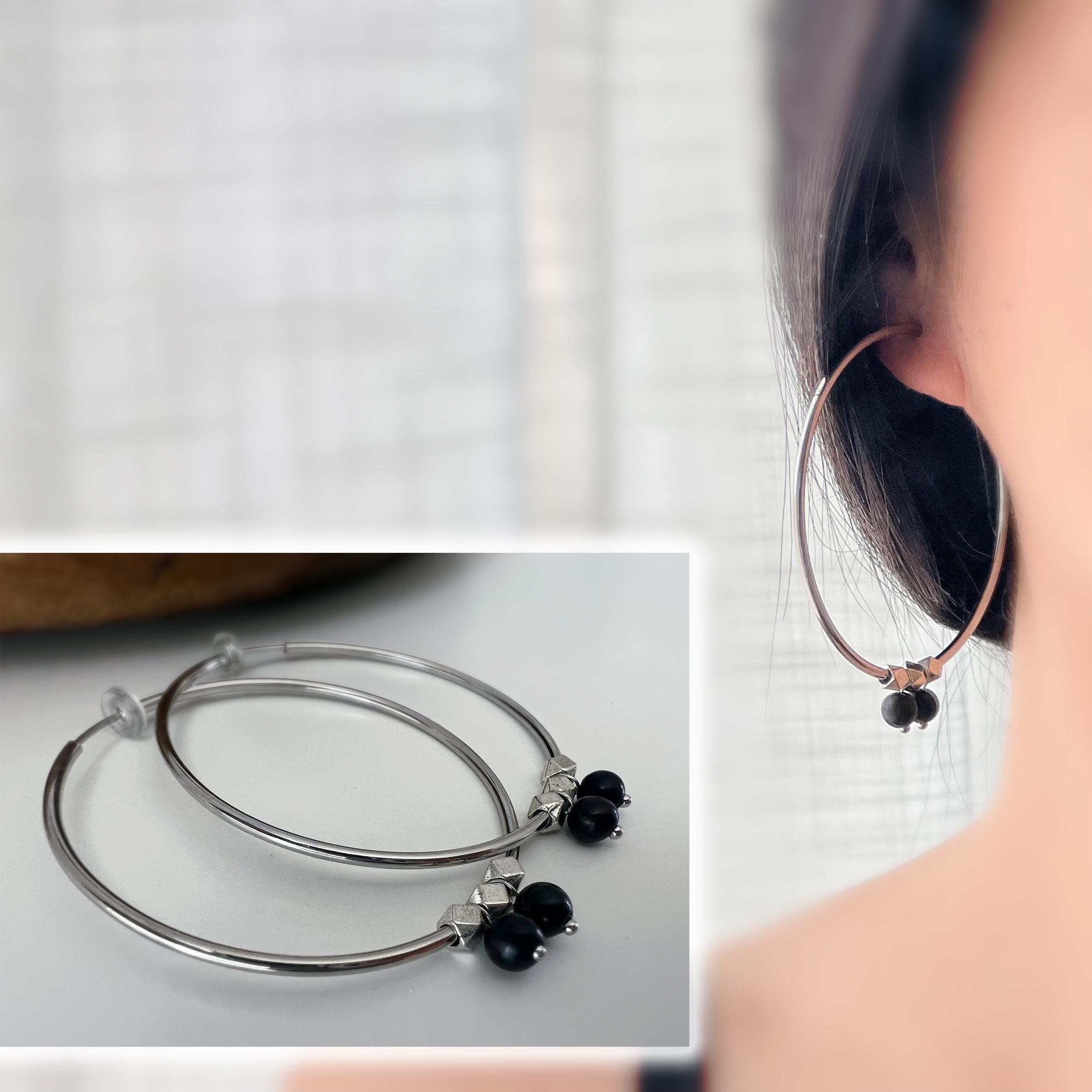 Clips d'oreille Créoles 2-EN-1 CLIPS anneaux Argent 60mm Perles de bois de santal noir. Confortables raffinées une touche chic sans perçage.