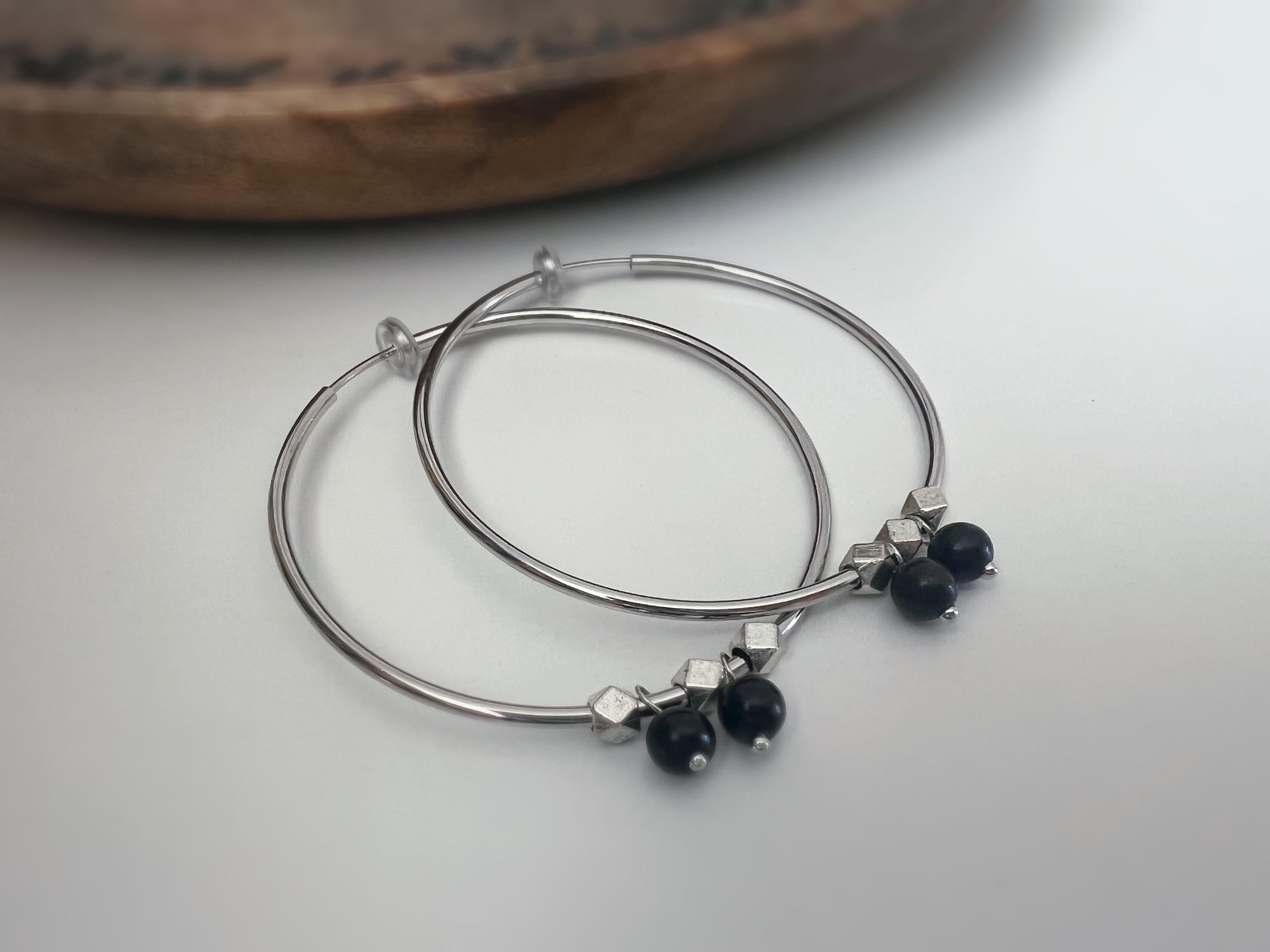 Clips d'oreille Créoles 2-EN-1 CLIPS anneaux Argent 60mm Perles de bois de santal noir. Confortables raffinées une touche chic sans perçage.