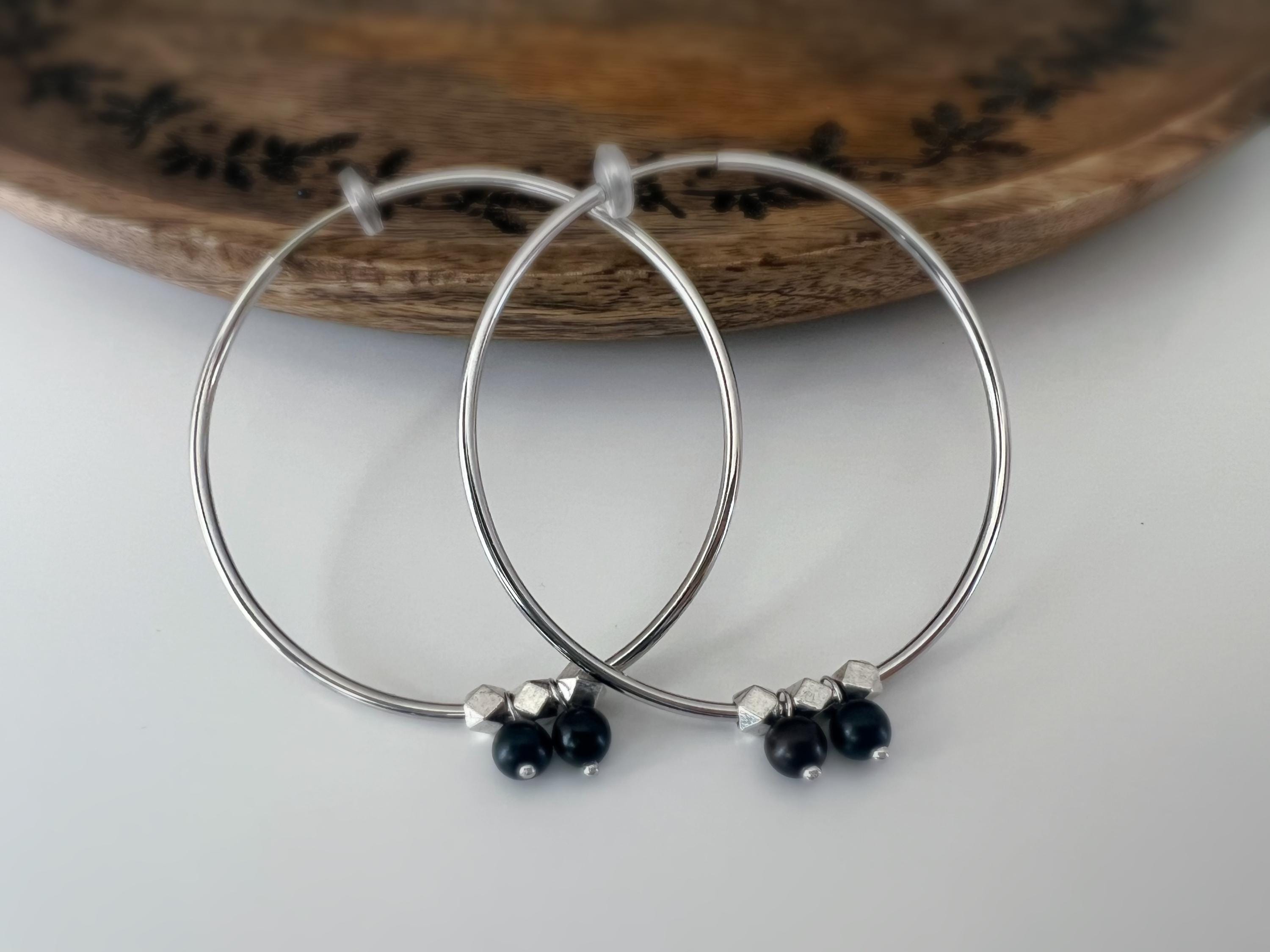 Clips d'oreille Créoles 2-EN-1 CLIPS anneaux Argent 60mm Perles de bois de santal noir. Confortables raffinées une touche chic sans perçage.