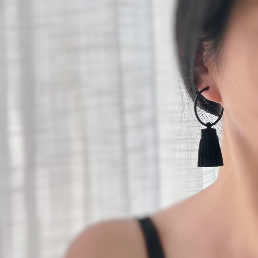 2 EN 1 Créoles Clips 30mm Noir ornées de pampilles pompom noires en cuir Un bijou audacieux et moderne, idéal pour un style chic et affirmé.