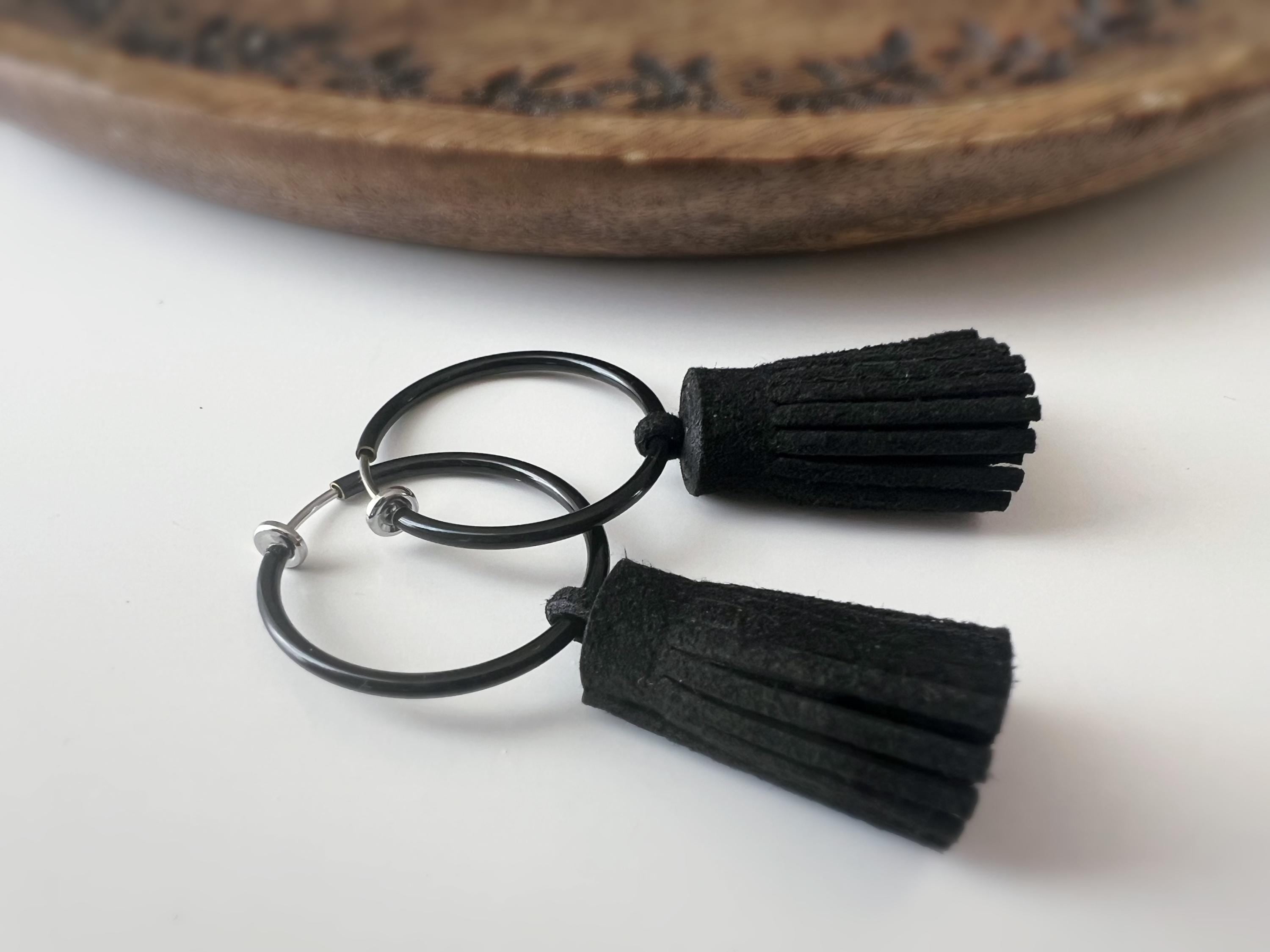 2 EN 1 Créoles Clips 30mm Noir ornées de pampilles pompom noires en cuir Un bijou audacieux et moderne, idéal pour un style chic et affirmé.