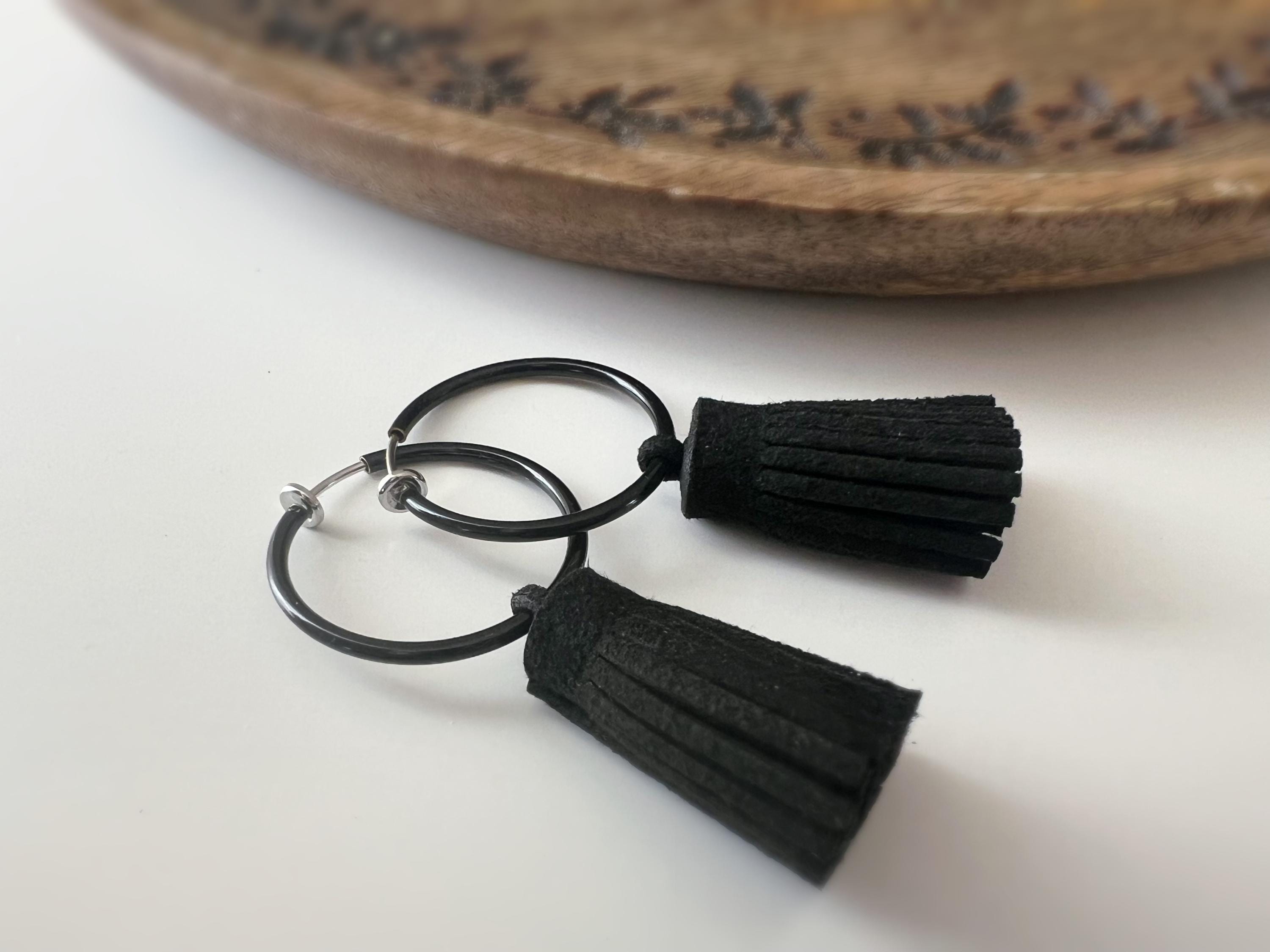 2 EN 1 Créoles Clips 30mm Noir ornées de pampilles pompom noires en cuir Un bijou audacieux et moderne, idéal pour un style chic et affirmé.