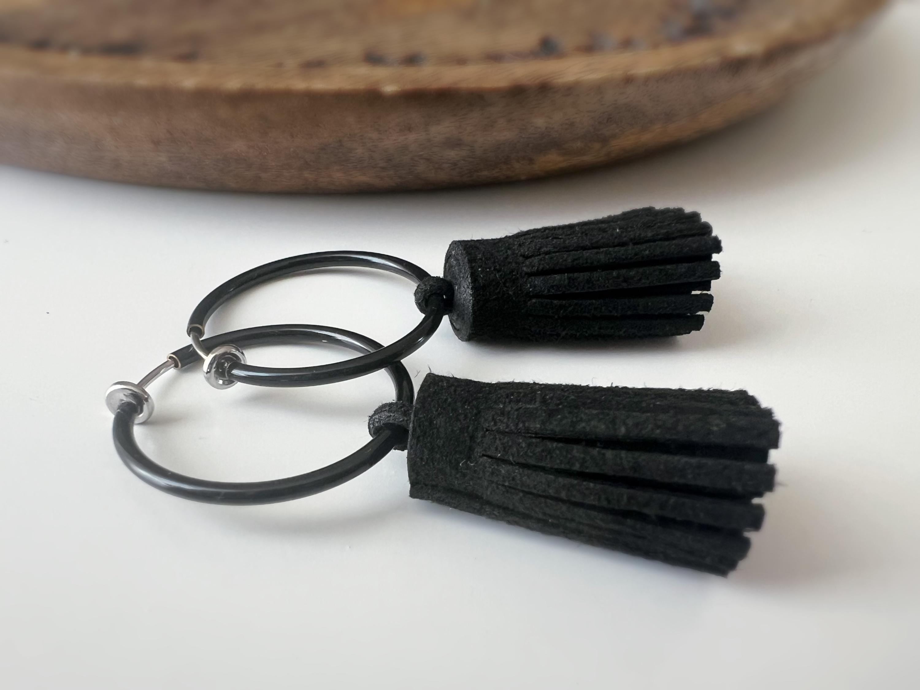 2 EN 1 Créoles Clips 30mm Noir ornées de pampilles pompom noires en cuir Un bijou audacieux et moderne, idéal pour un style chic et affirmé.