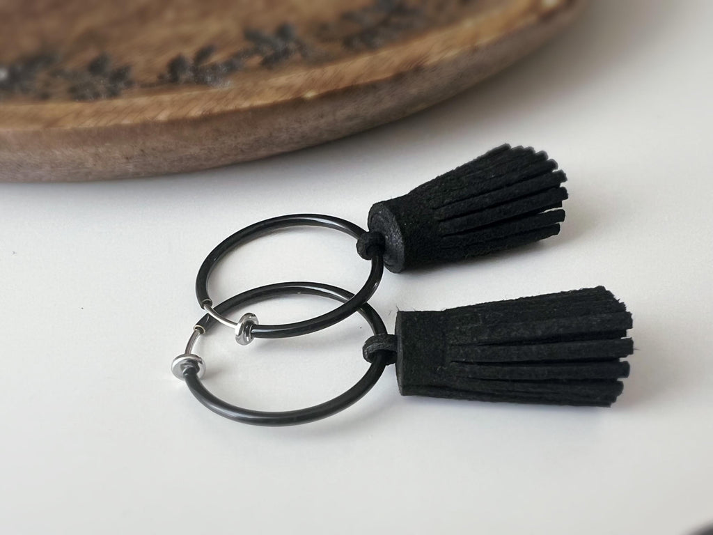 2 EN 1 Créoles Clips 30mm Noir ornées de pampilles pompom noires en cuir Un bijou audacieux et moderne, idéal pour un style chic et affirmé.