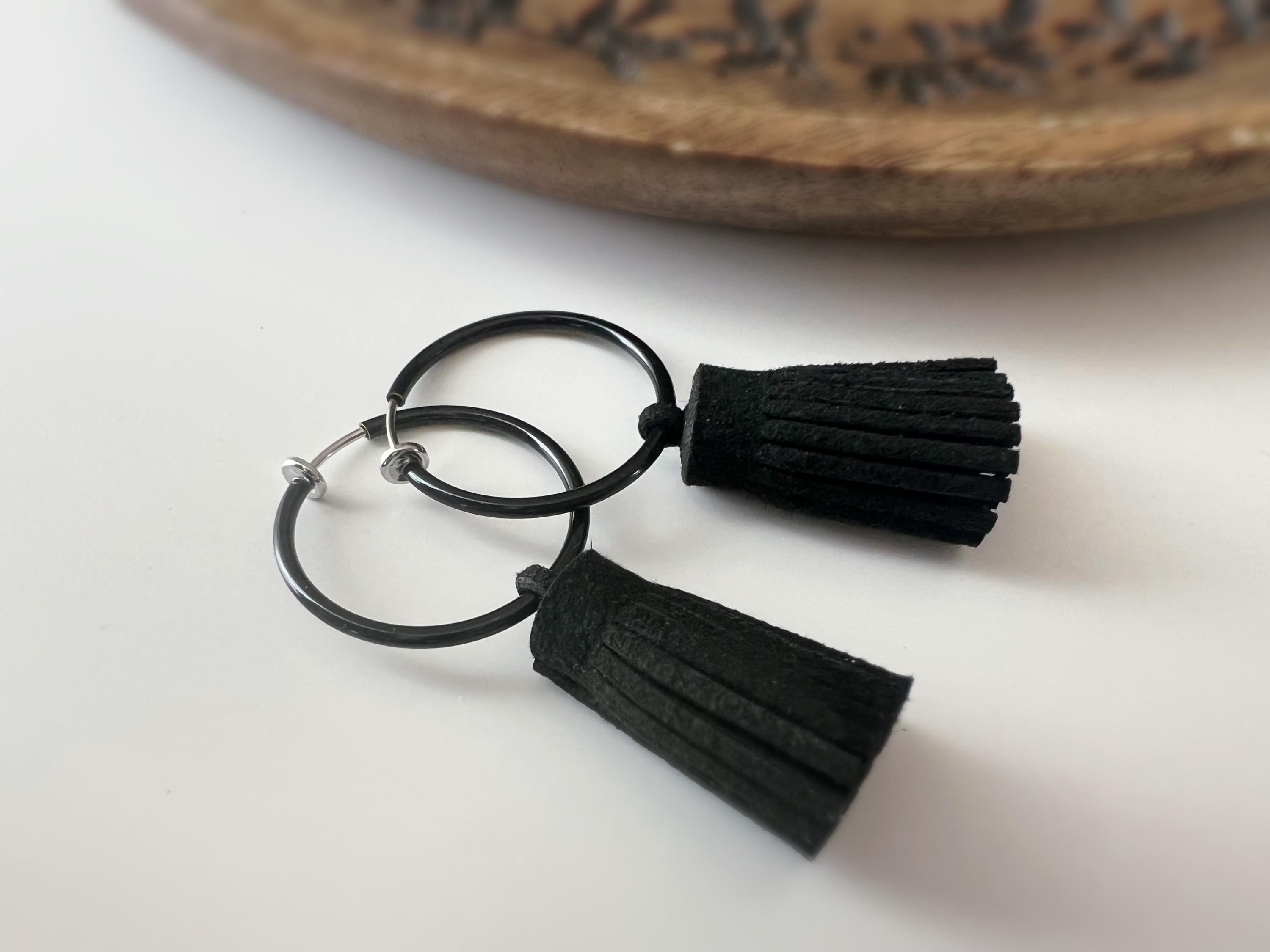 2 EN 1 Créoles Clips 30mm Noir ornées de pampilles pompom noires en cuir Un bijou audacieux et moderne, idéal pour un style chic et affirmé.