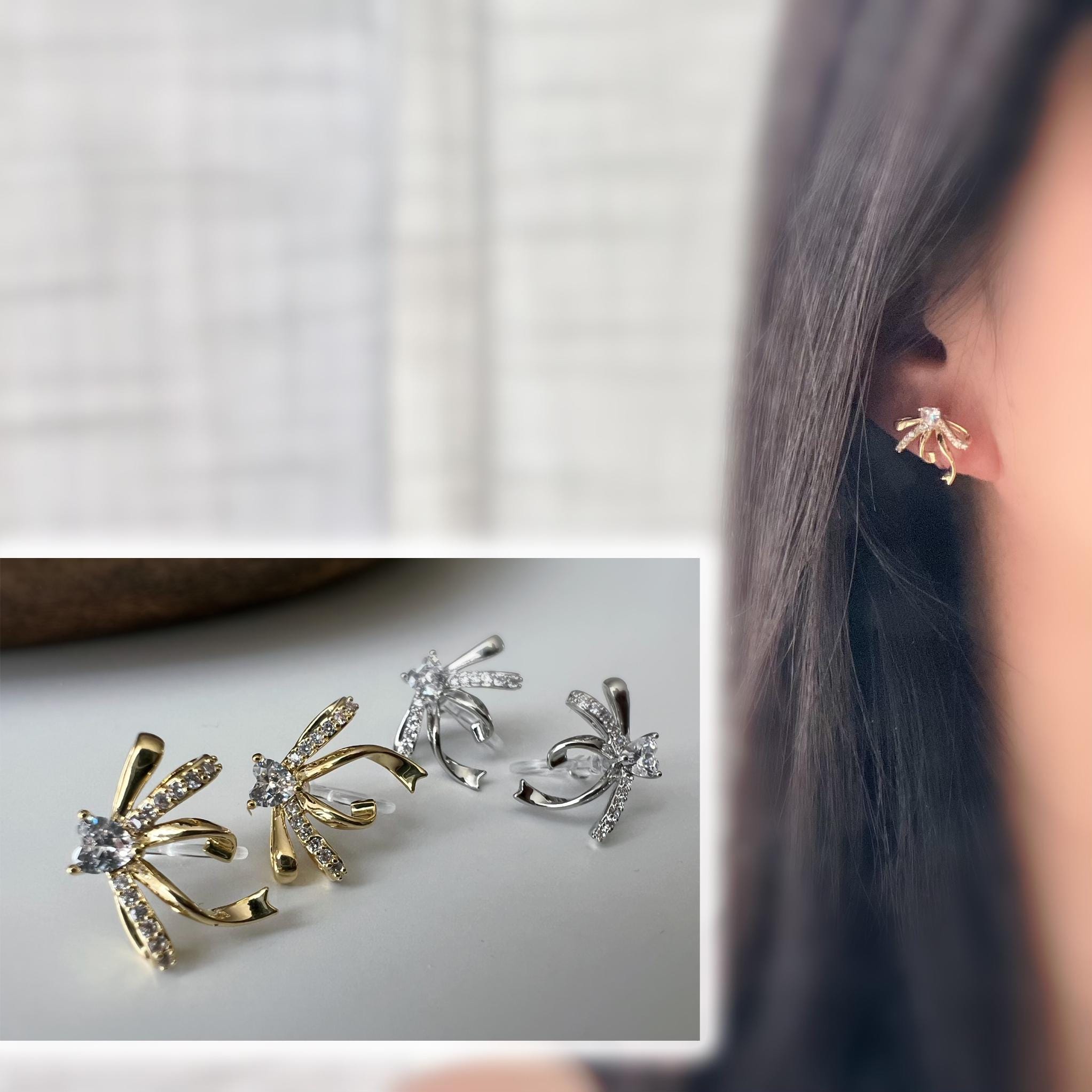 Clips d’oreilles élégants en forme de nœud scintillant Or / Argent sertis de strass étincelants. Bijou raffiné pour un style chic et féminin