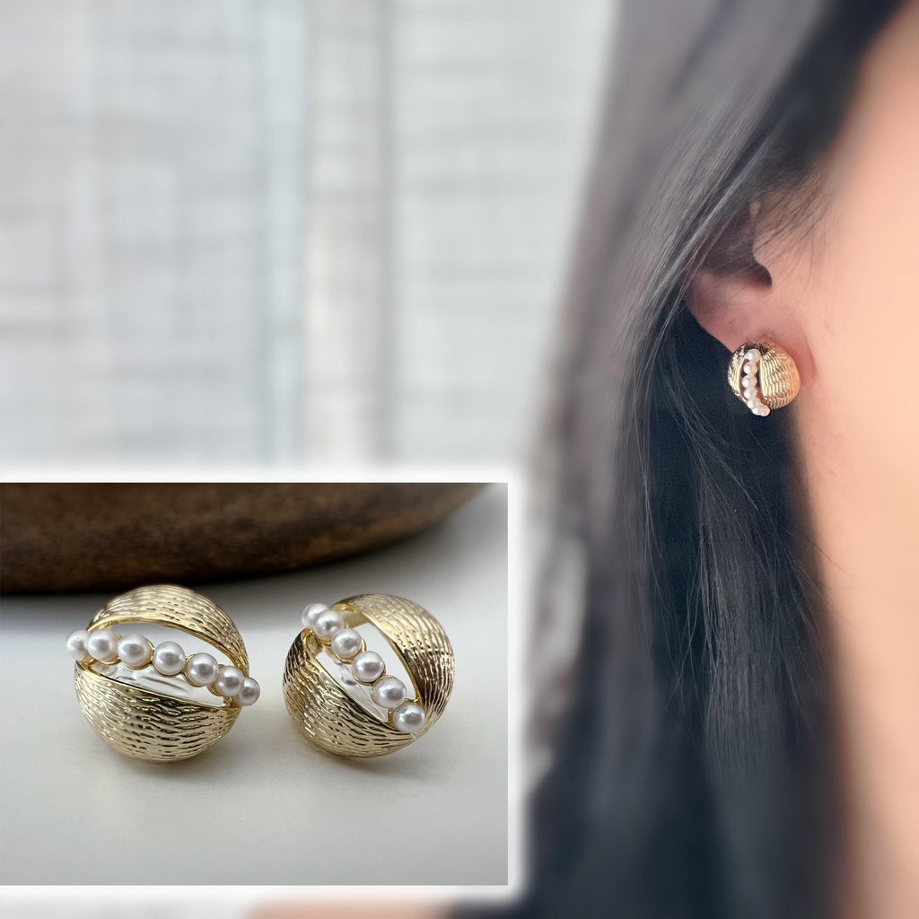 Clips d’oreilles dorés ornés de perles blanches fines alignées Élégants et sophistiqués ils ajoutent une touche vintage et chic à vos tenues