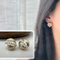 Clips d’oreilles dorés ornés de perles blanches fines alignées Élégants et sophistiqués ils ajoutent une touche vintage et chic à vos tenues