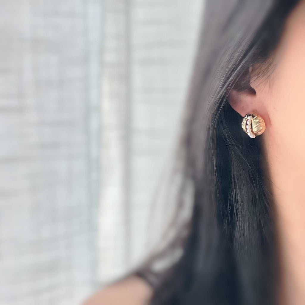 Clips d’oreilles dorés ornés de perles blanches fines alignées Élégants et sophistiqués ils ajoutent une touche vintage et chic à vos tenues