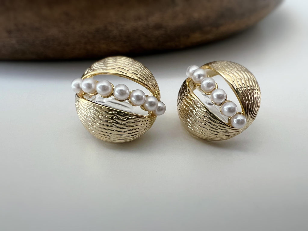 Clips d’oreilles dorés ornés de perles blanches fines alignées Élégants et sophistiqués ils ajoutent une touche vintage et chic à vos tenues