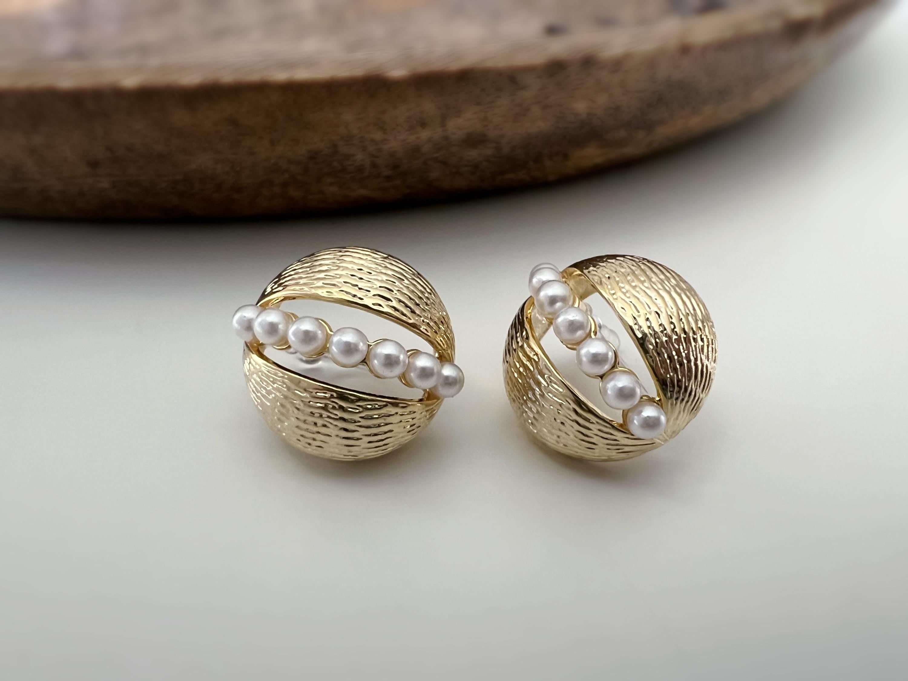 Clips d’oreilles dorés ornés de perles blanches fines alignées Élégants et sophistiqués ils ajoutent une touche vintage et chic à vos tenues