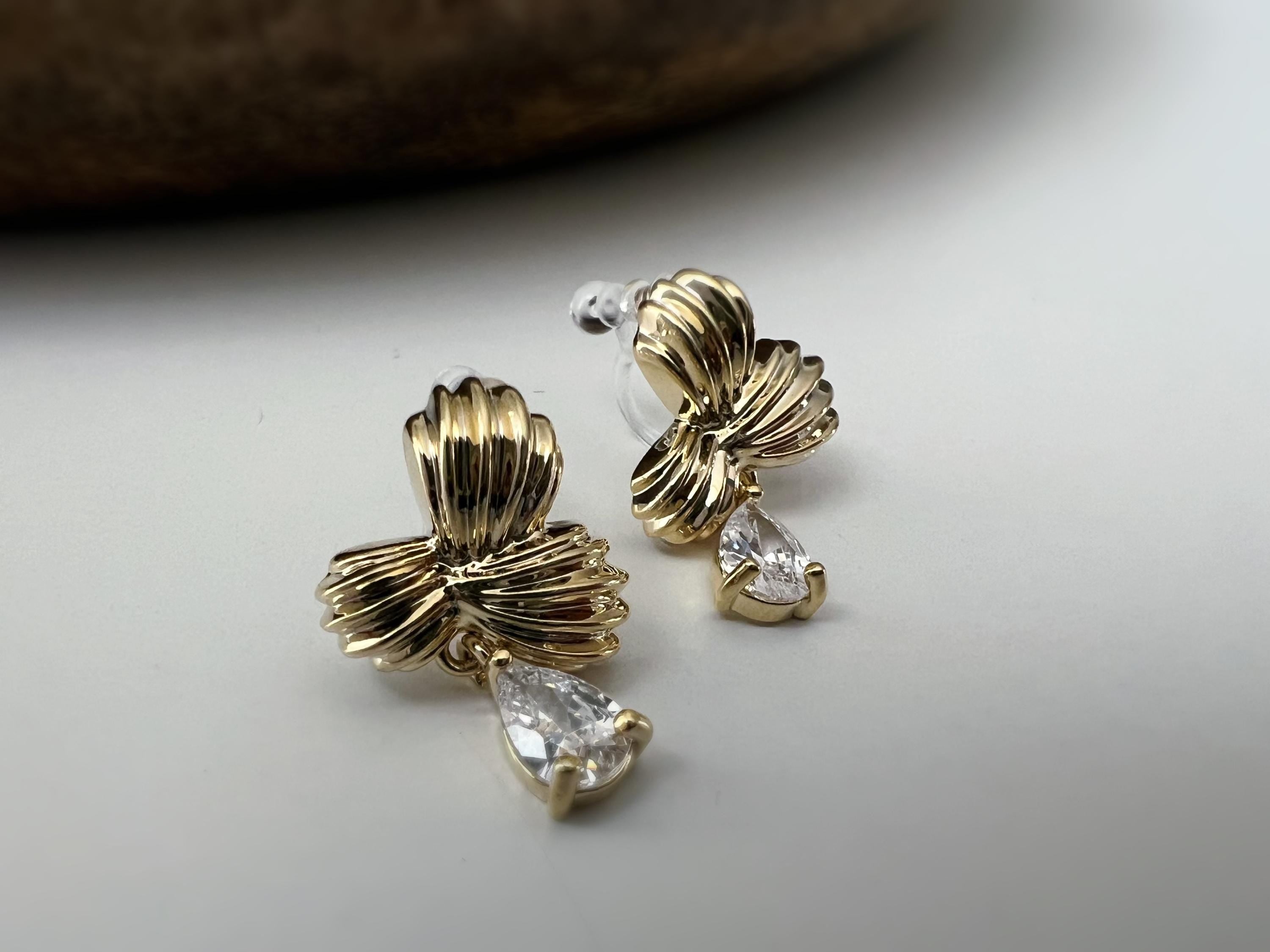 Boucles d'oreilles Clips INVISIBLES pendantes, feuilles couleur or Zircon goutte d'eau. clips d'oreilles confortable.
