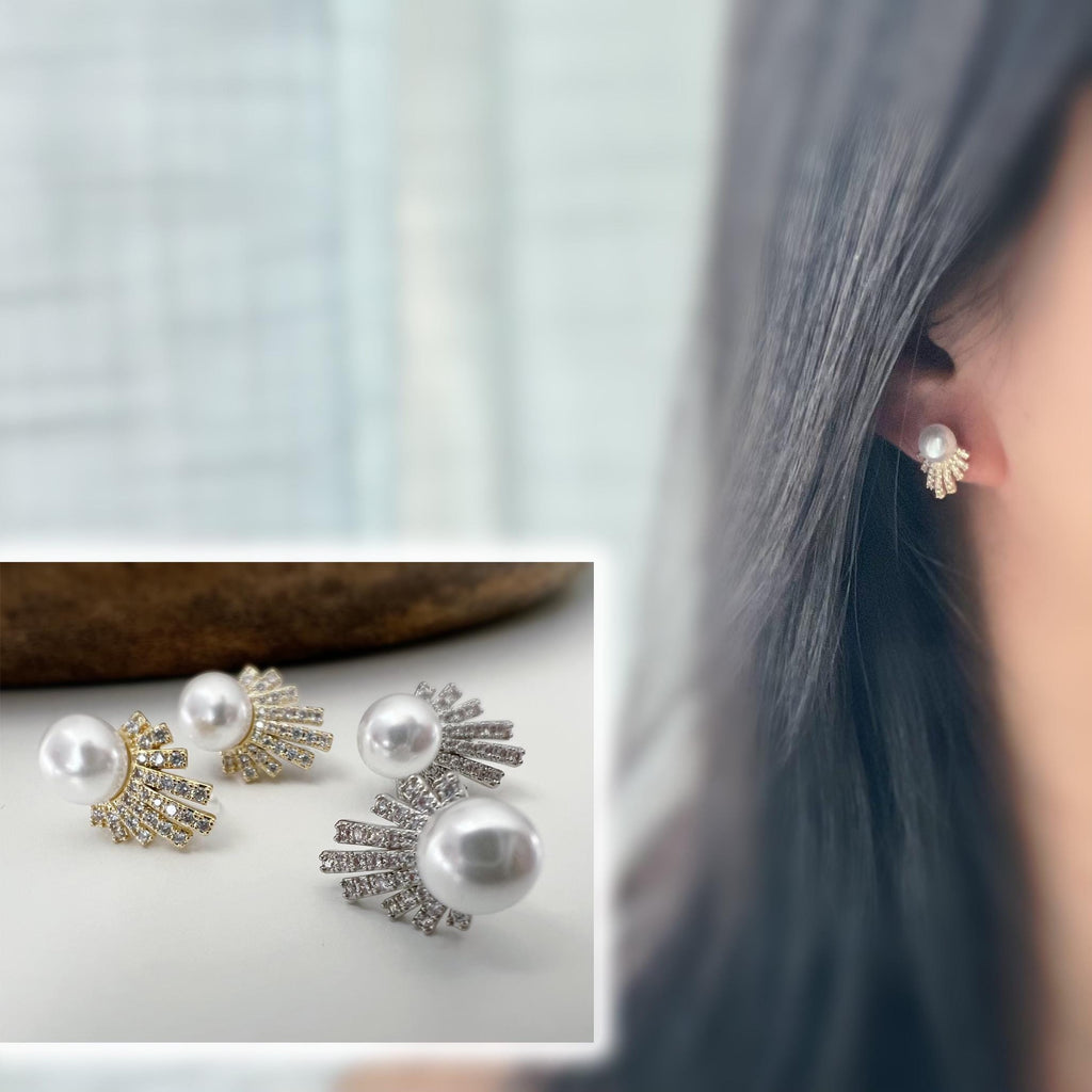 Élégantes boucles d’oreilles clip ornées d’une perle et d’un éventail scintillant de strass, Argent / OR, pour un éclat raffiné sans perçage