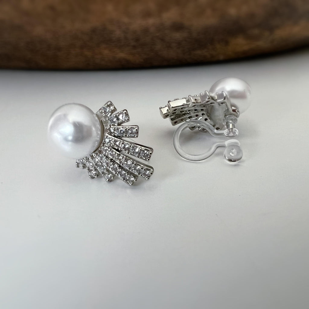 Élégantes boucles d’oreilles clip ornées d’une perle et d’un éventail scintillant de strass, Argent / OR, pour un éclat raffiné sans perçage