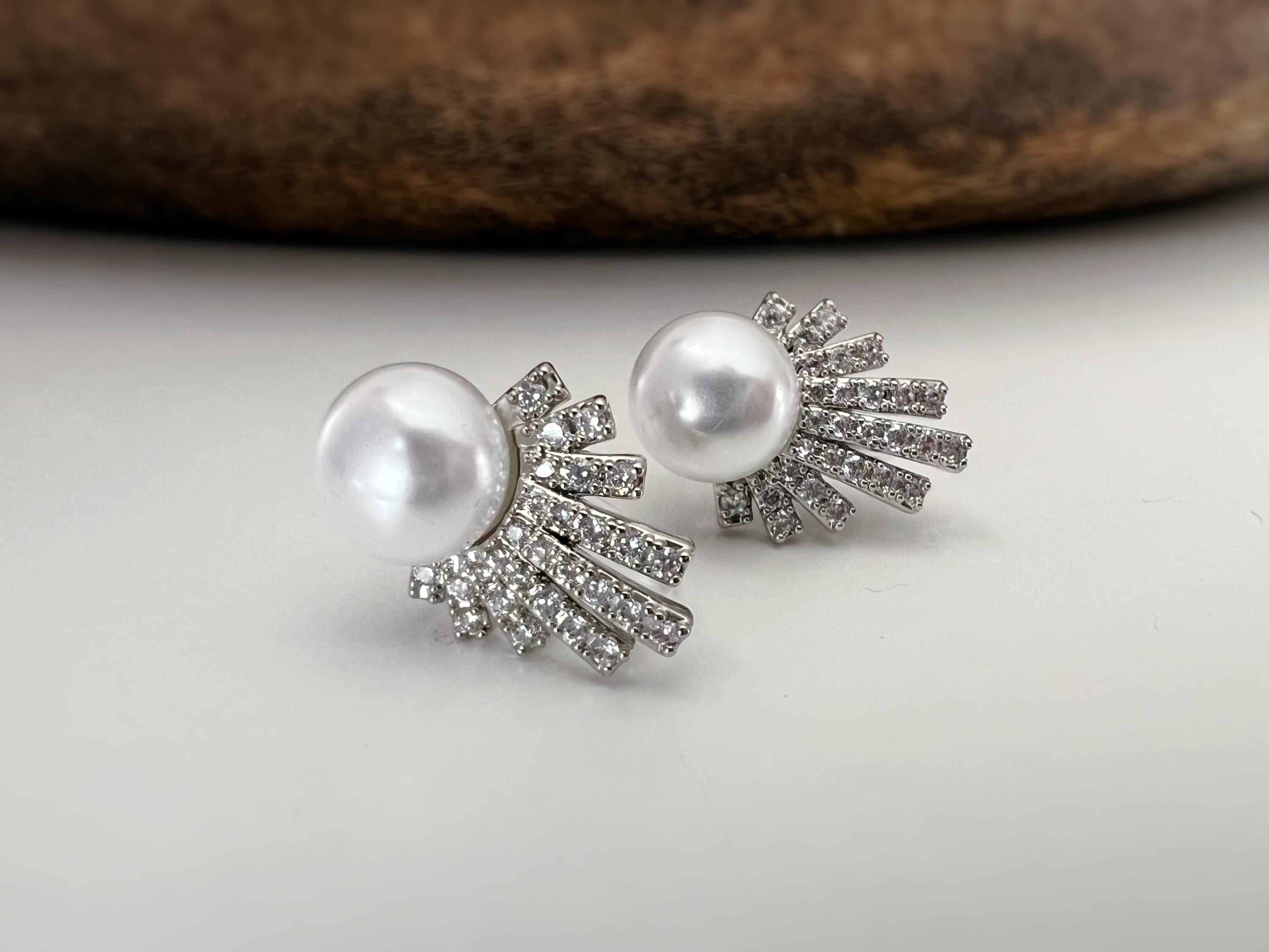 Élégantes boucles d’oreilles clip ornées d’une perle et d’un éventail scintillant de strass, Argent / OR, pour un éclat raffiné sans perçage