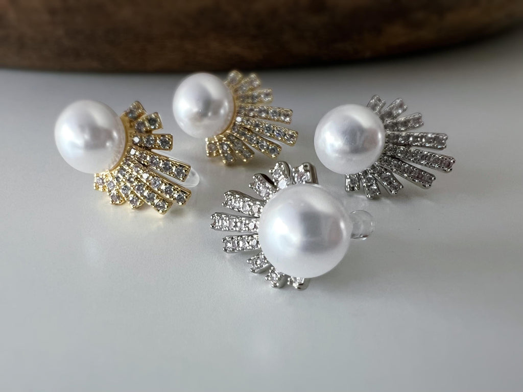 Élégantes boucles d’oreilles clip ornées d’une perle et d’un éventail scintillant de strass, Argent / OR, pour un éclat raffiné sans perçage