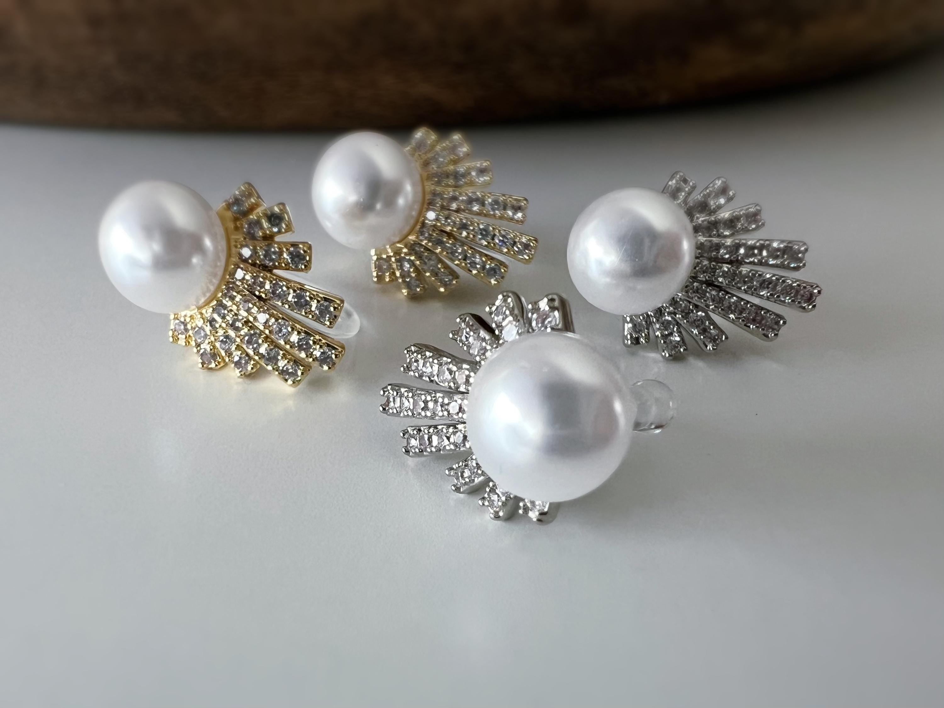 Élégantes boucles d’oreilles clip ornées d’une perle et d’un éventail scintillant de strass, Argent / OR, pour un éclat raffiné sans perçage