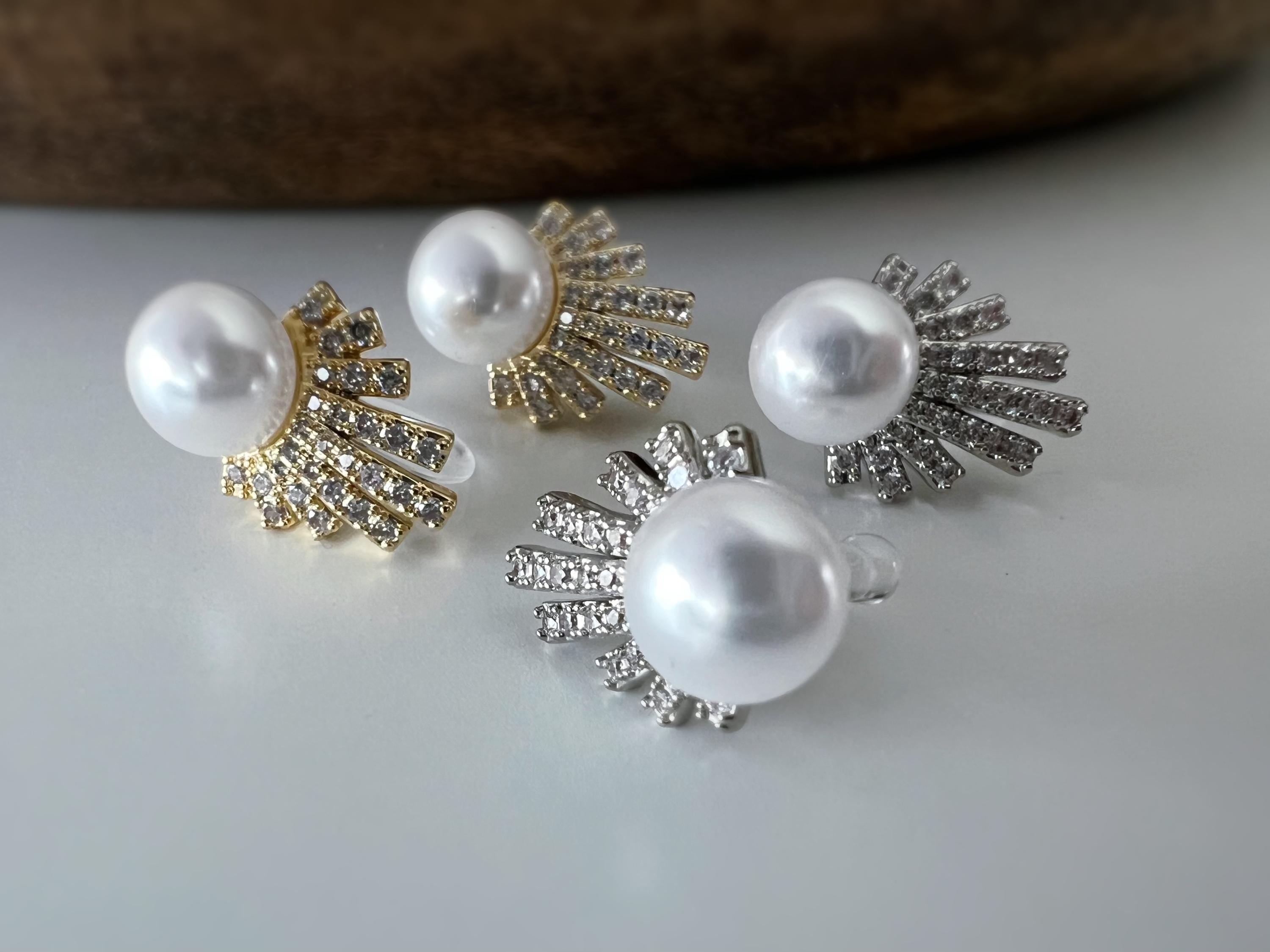 Élégantes boucles d’oreilles clip ornées d’une perle et d’un éventail scintillant de strass, Argent / OR, pour un éclat raffiné sans perçage