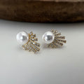 Élégantes boucles d’oreilles clip ornées d’une perle et d’un éventail scintillant de strass, Argent / OR, pour un éclat raffiné sans perçage