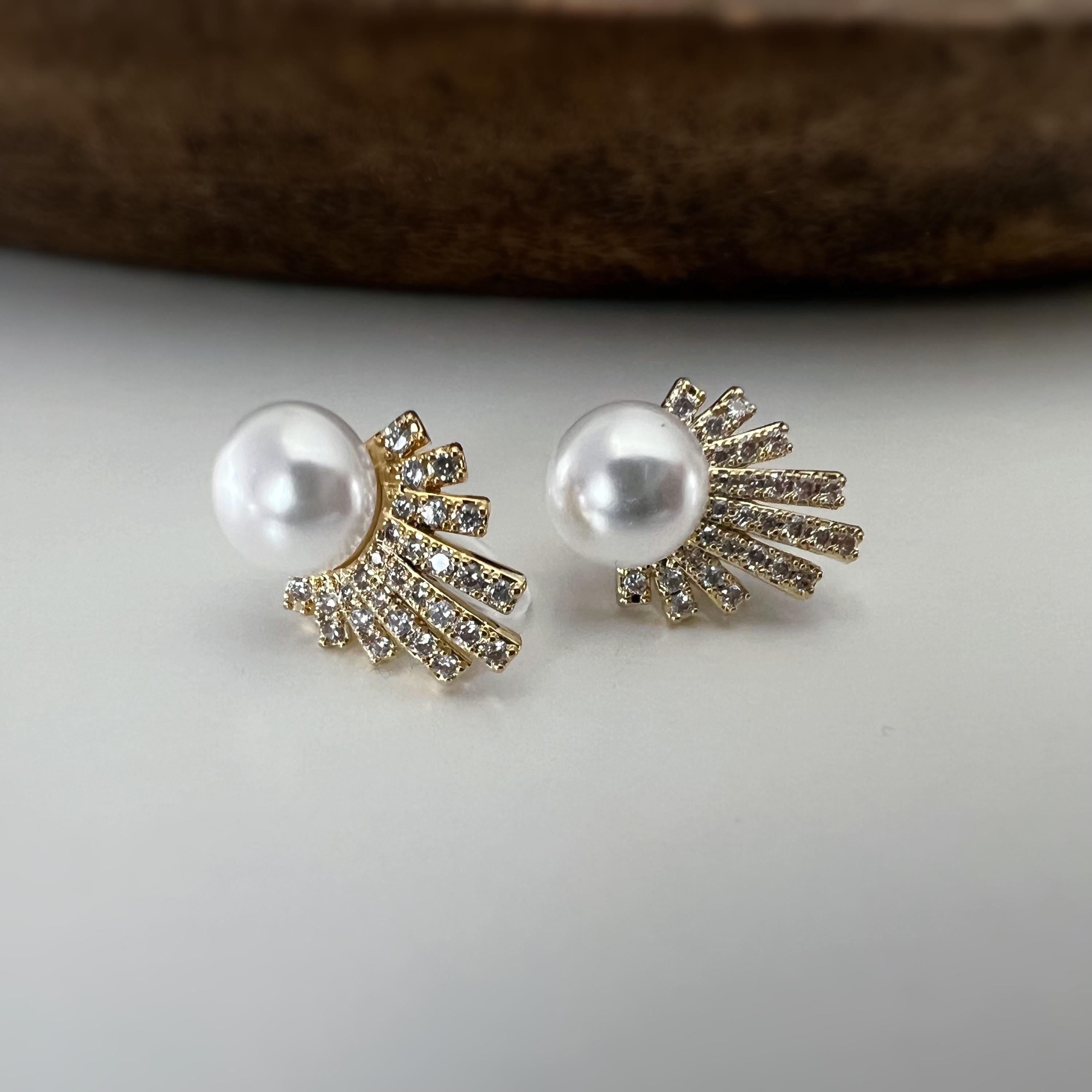 Élégantes boucles d’oreilles clip ornées d’une perle et d’un éventail scintillant de strass, Argent / OR, pour un éclat raffiné sans perçage