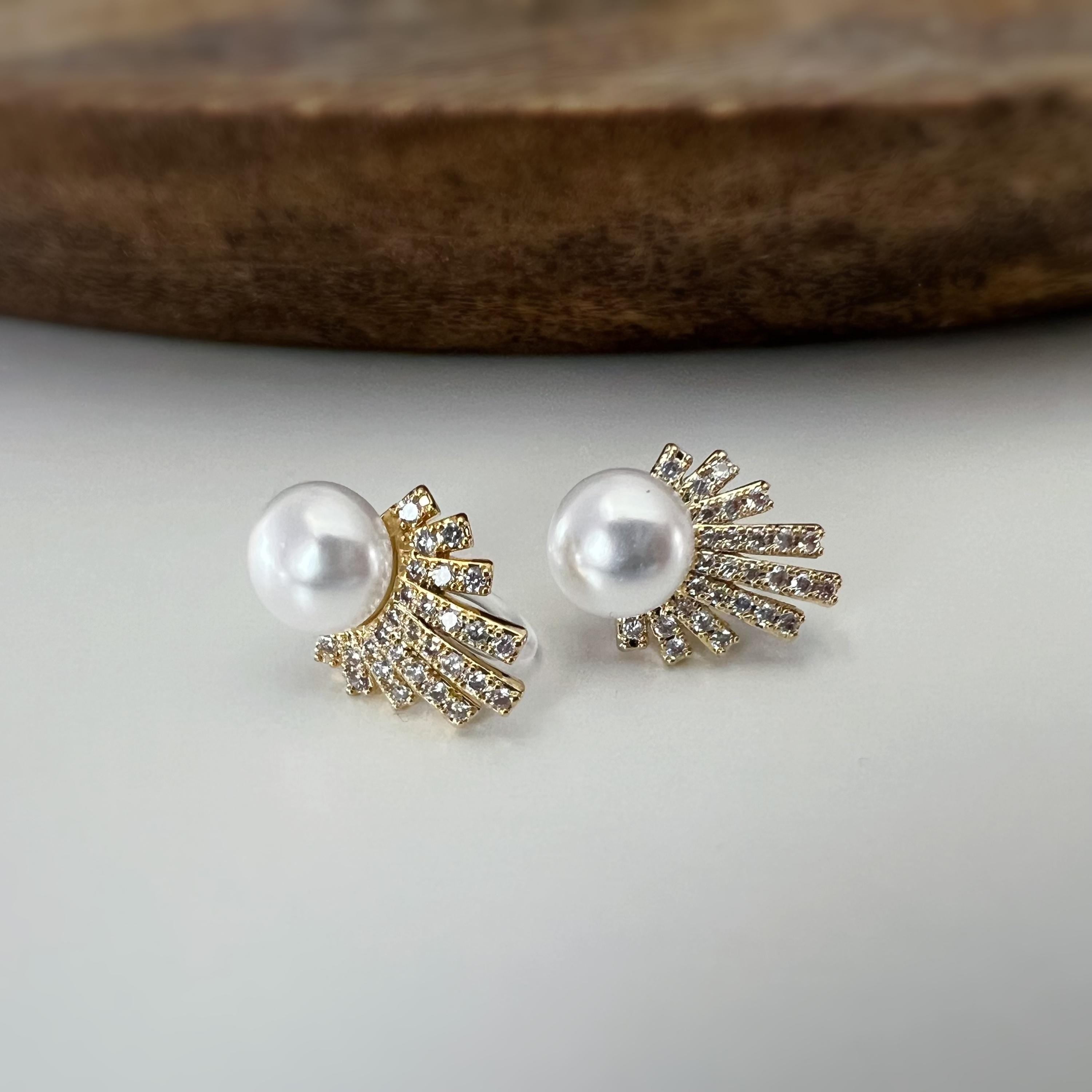 Élégantes boucles d’oreilles clip ornées d’une perle et d’un éventail scintillant de strass, Argent / OR, pour un éclat raffiné sans perçage