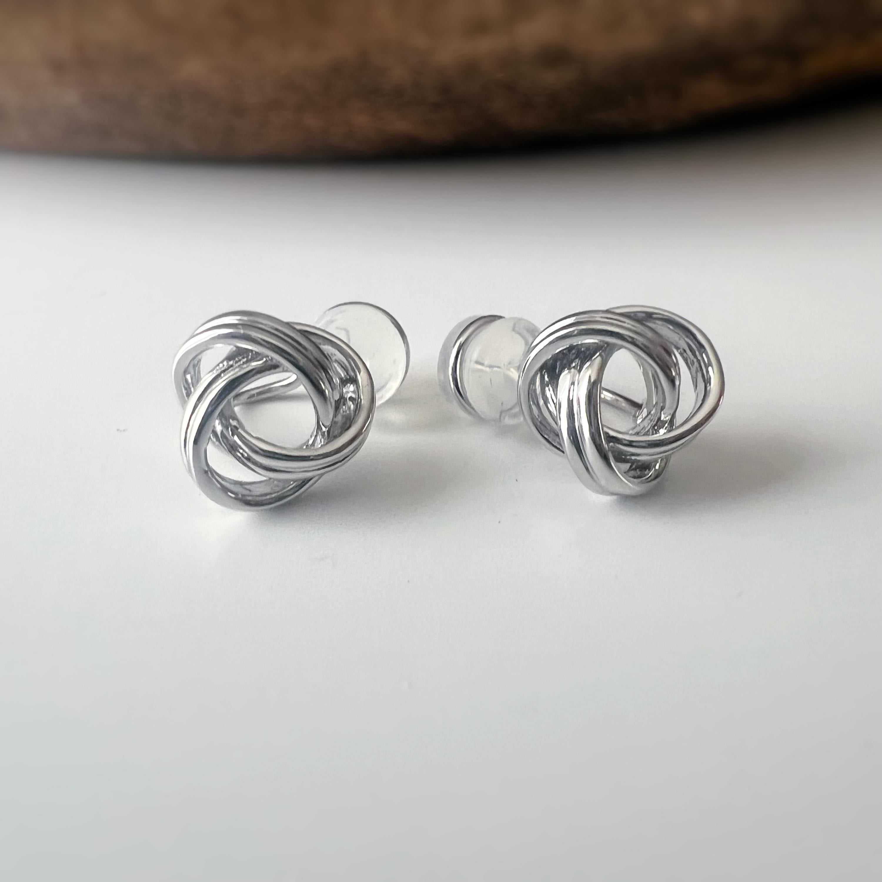 Boucles d’oreilles clip nœud élégant, disponibles en doré ou argenté, pour un style intemporel et raffiné sans oreilles percées.