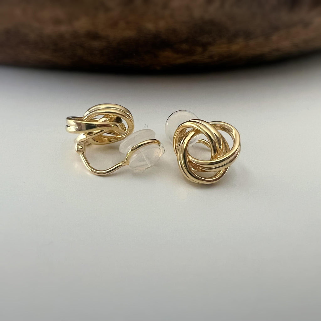 Boucles d’oreilles clip nœud élégant, disponibles en doré ou argenté, pour un style intemporel et raffiné sans oreilles percées.