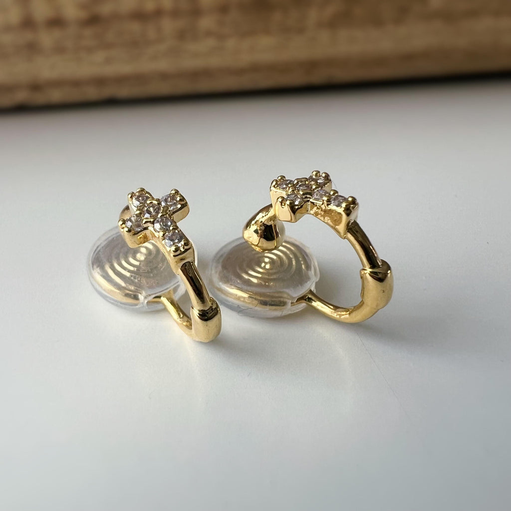 Créoles à clip minimalistes Mini croix incrustée de strass couleur or, parfaites pour un style raffiné sans perçage d’oreilles.