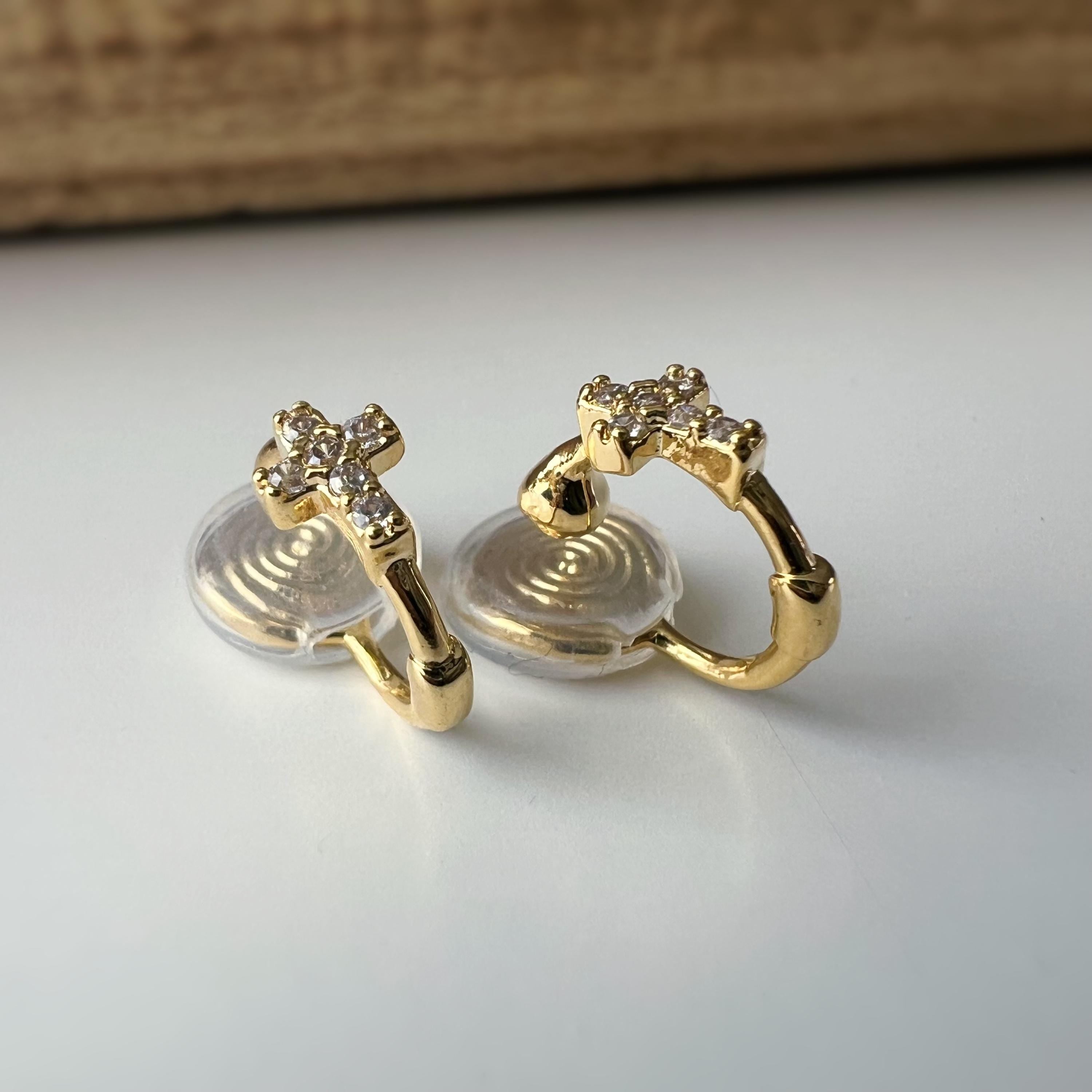 Créoles à clip minimalistes Mini croix incrustée de strass couleur or, parfaites pour un style raffiné sans perçage d’oreilles.