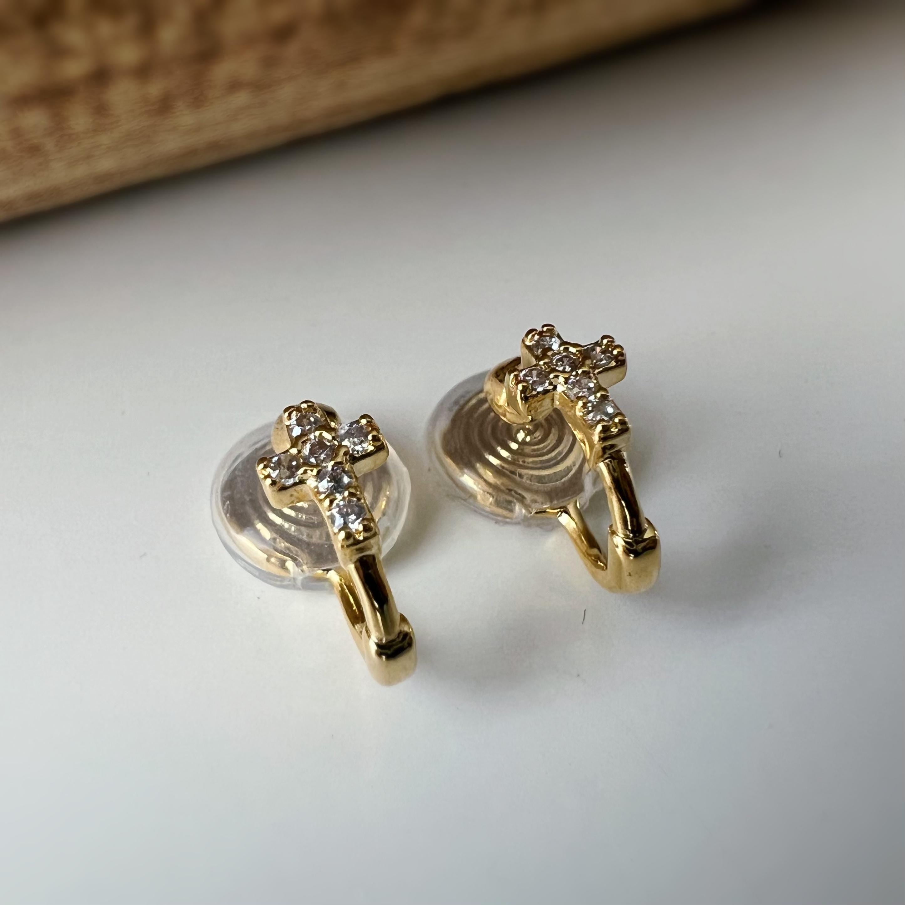 Créoles à clip minimalistes Mini croix incrustée de strass couleur or, parfaites pour un style raffiné sans perçage d’oreilles.