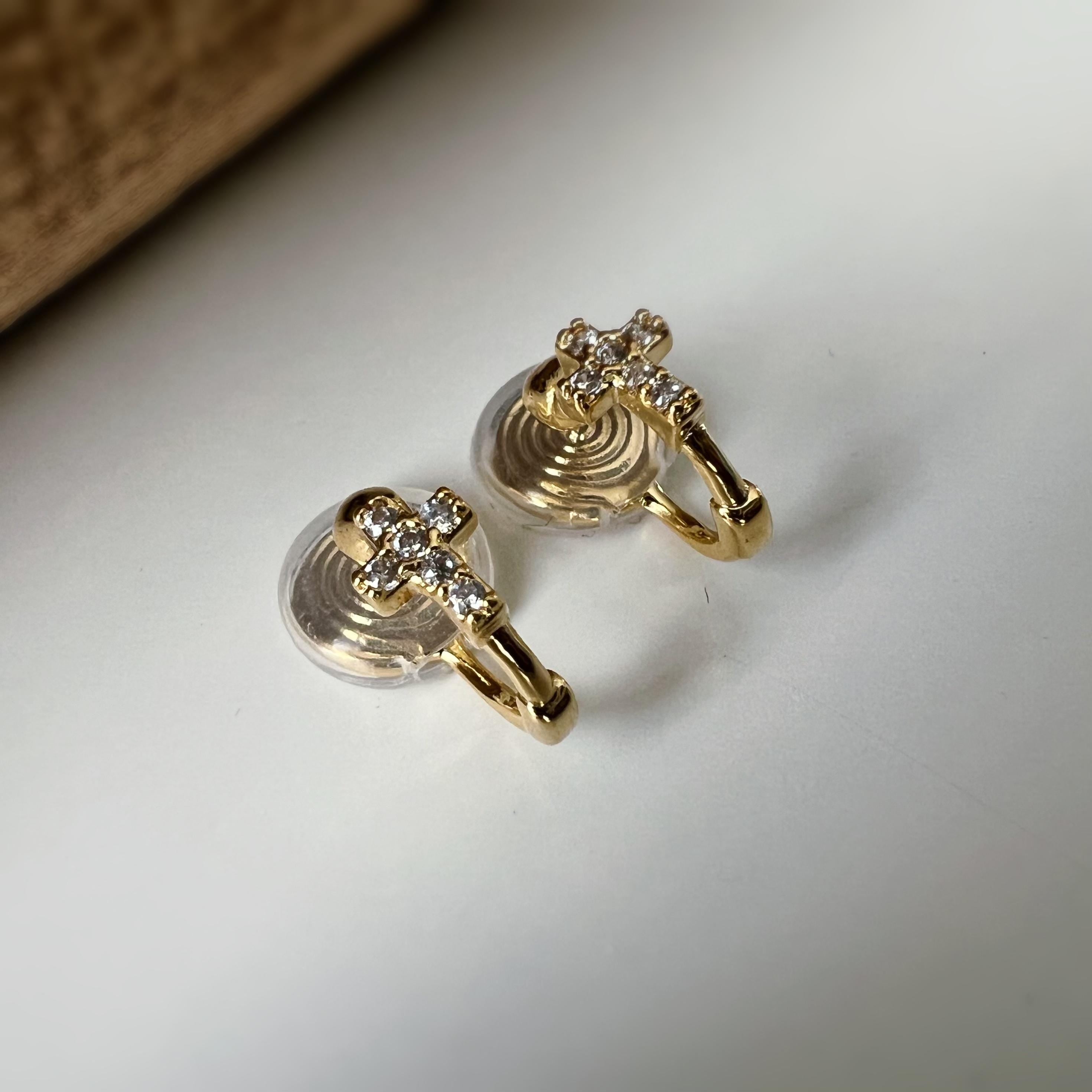 Créoles à clip minimalistes Mini croix incrustée de strass couleur or, parfaites pour un style raffiné sans perçage d’oreilles.