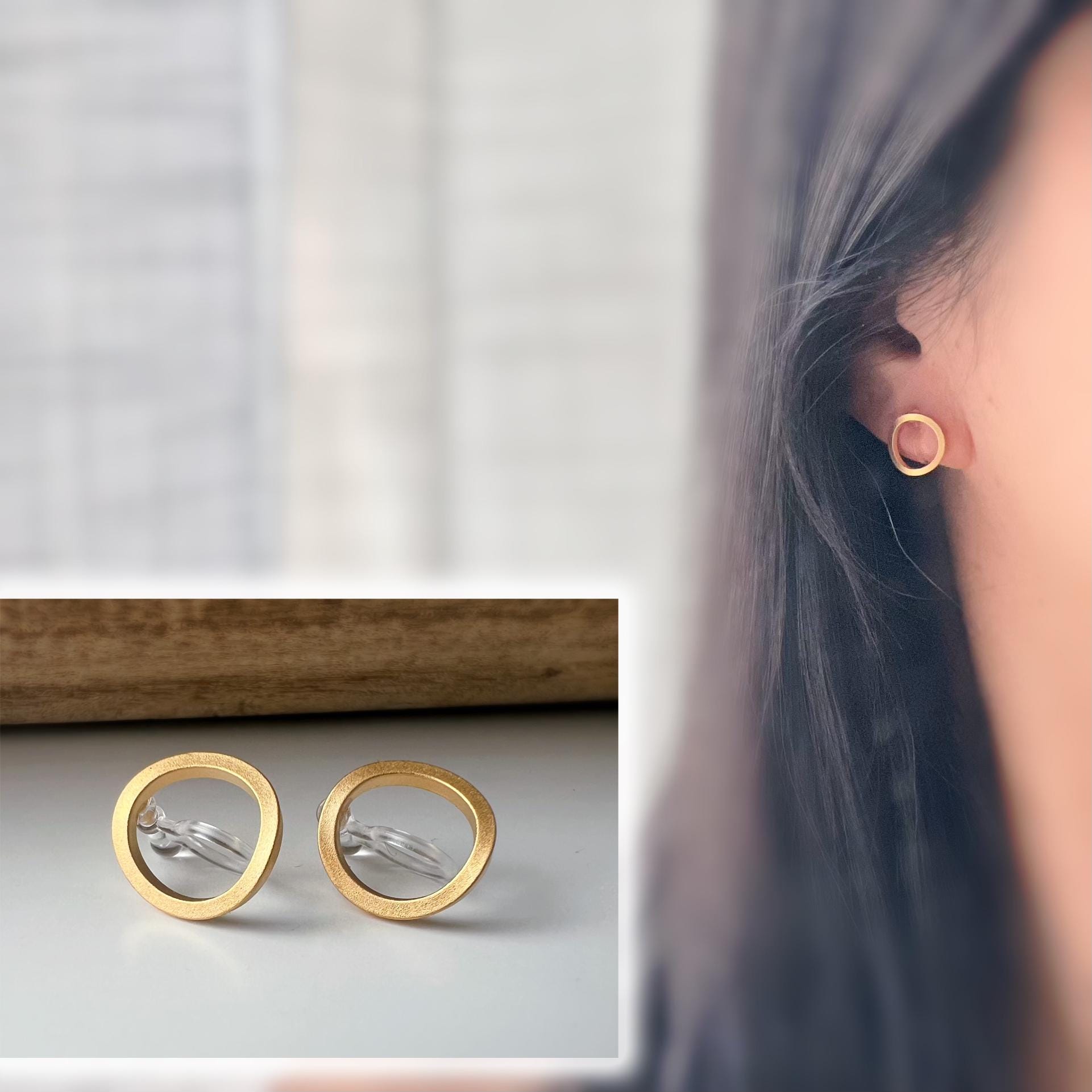 Clips d’oreilles dorés en forme de cercle ajouré design minimaliste raffiné confortables à porter parfaits pour une touche chic sans perçage