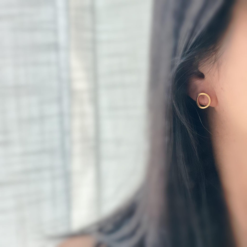 Clips d’oreilles dorés en forme de cercle ajouré design minimaliste raffiné confortables à porter parfaits pour une touche chic sans perçage