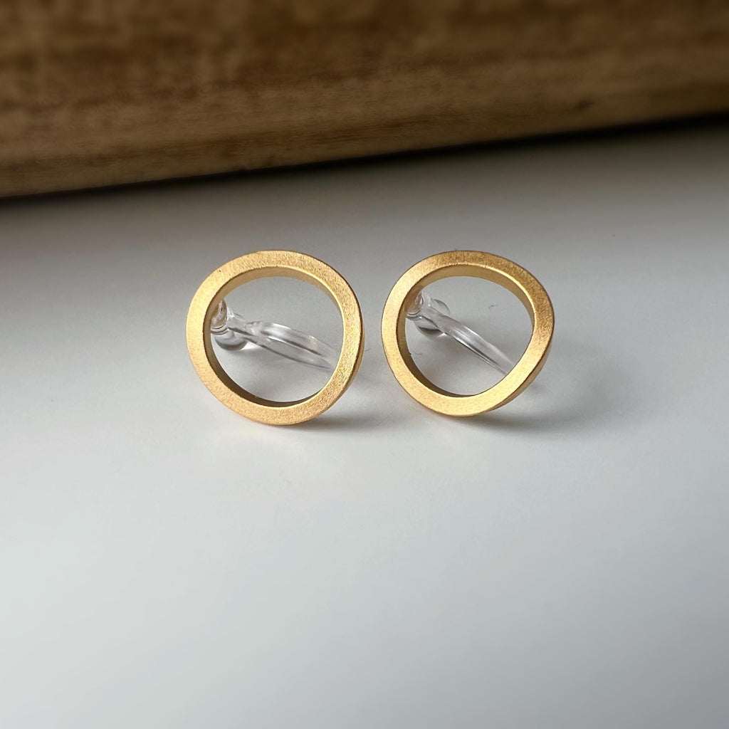 Clips d’oreilles dorés en forme de cercle ajouré design minimaliste raffiné confortables à porter parfaits pour une touche chic sans perçage