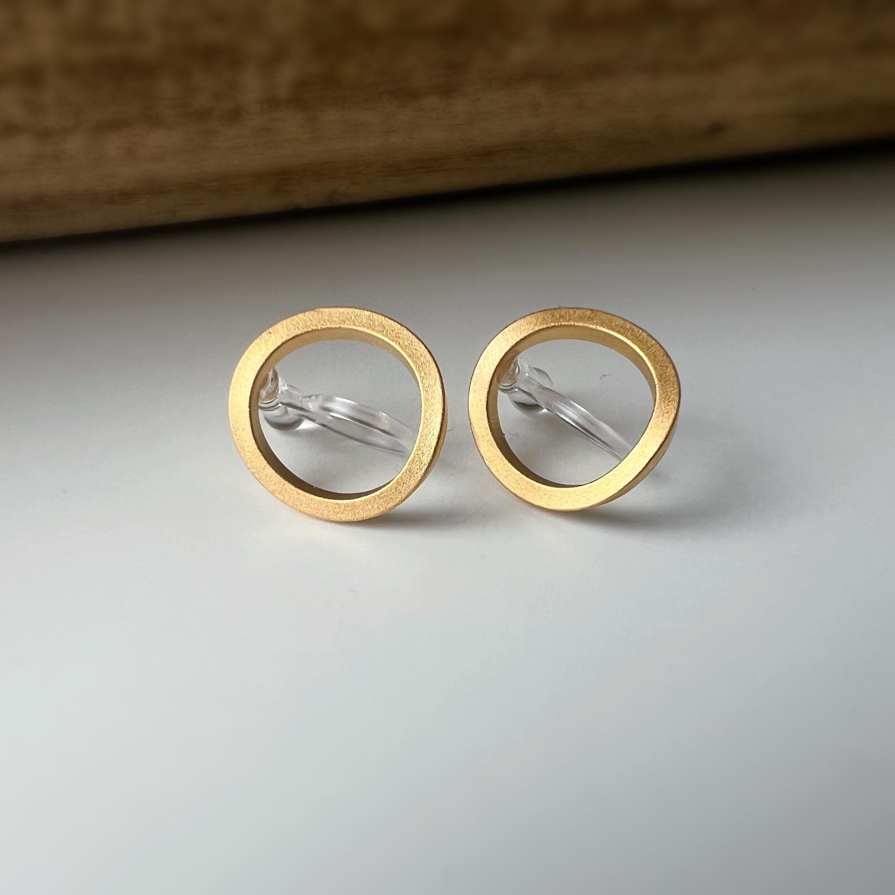 Clips d’oreilles dorés en forme de cercle ajouré design minimaliste raffiné confortables à porter parfaits pour une touche chic sans perçage