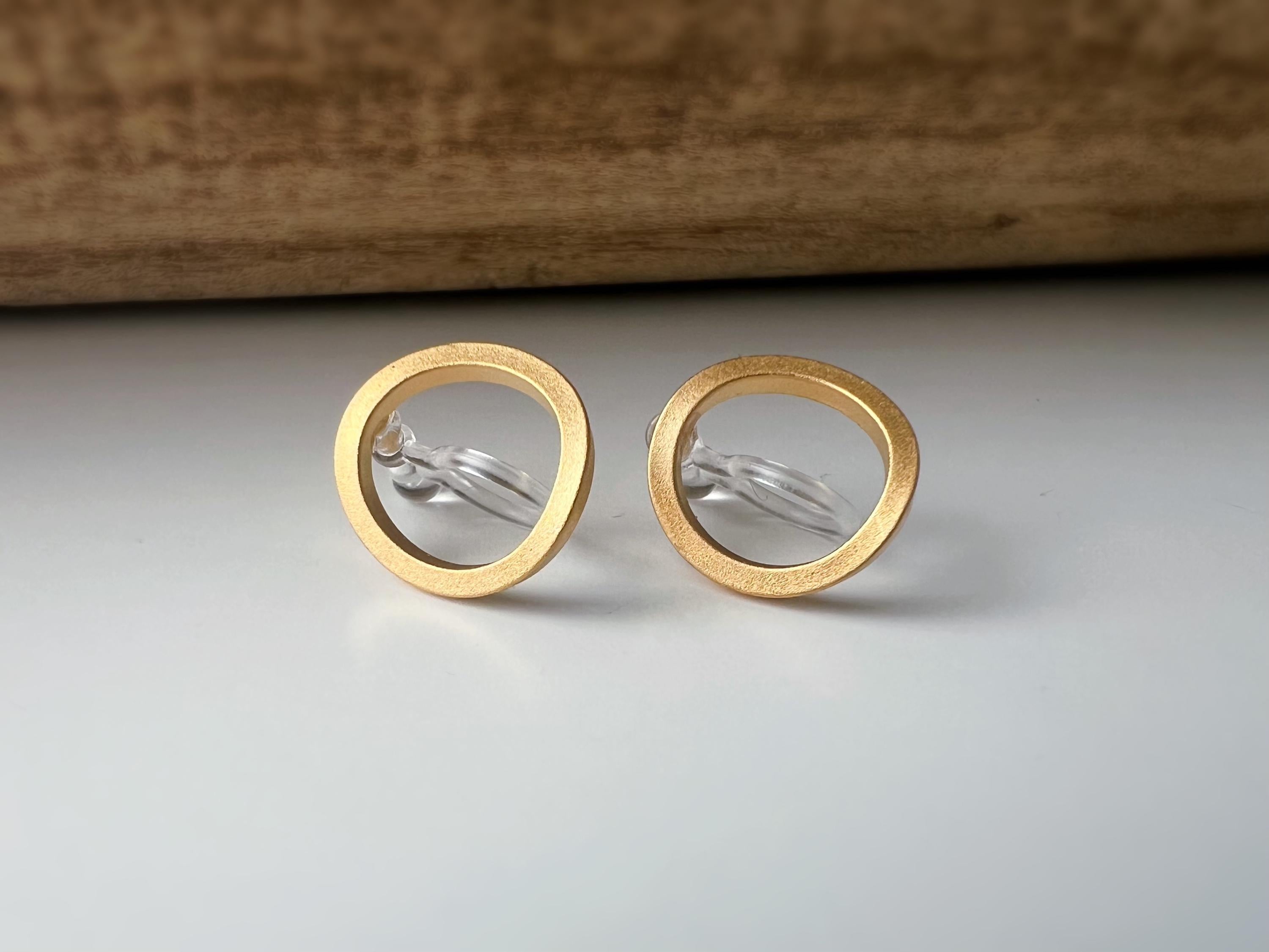 Clips d’oreilles dorés en forme de cercle ajouré design minimaliste raffiné confortables à porter parfaits pour une touche chic sans perçage